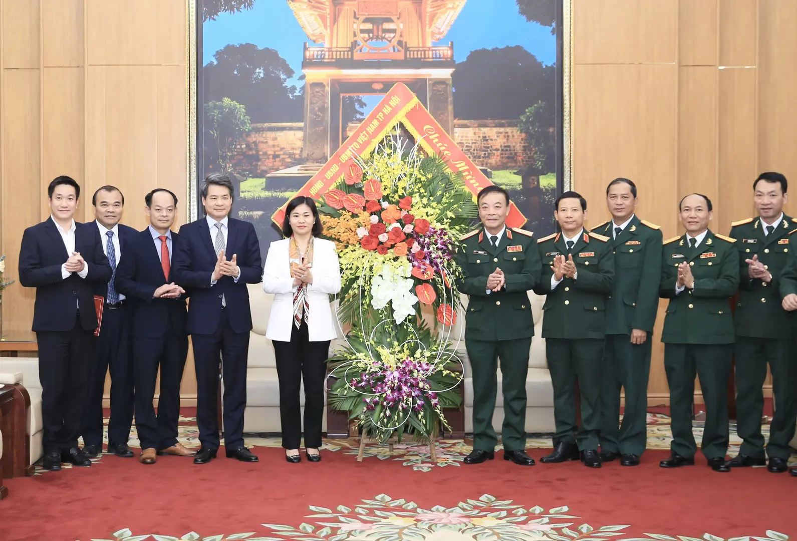 Lãnh đạo Thành phố thăm, chúc mừng Bộ Tư lệnh Thủ đô