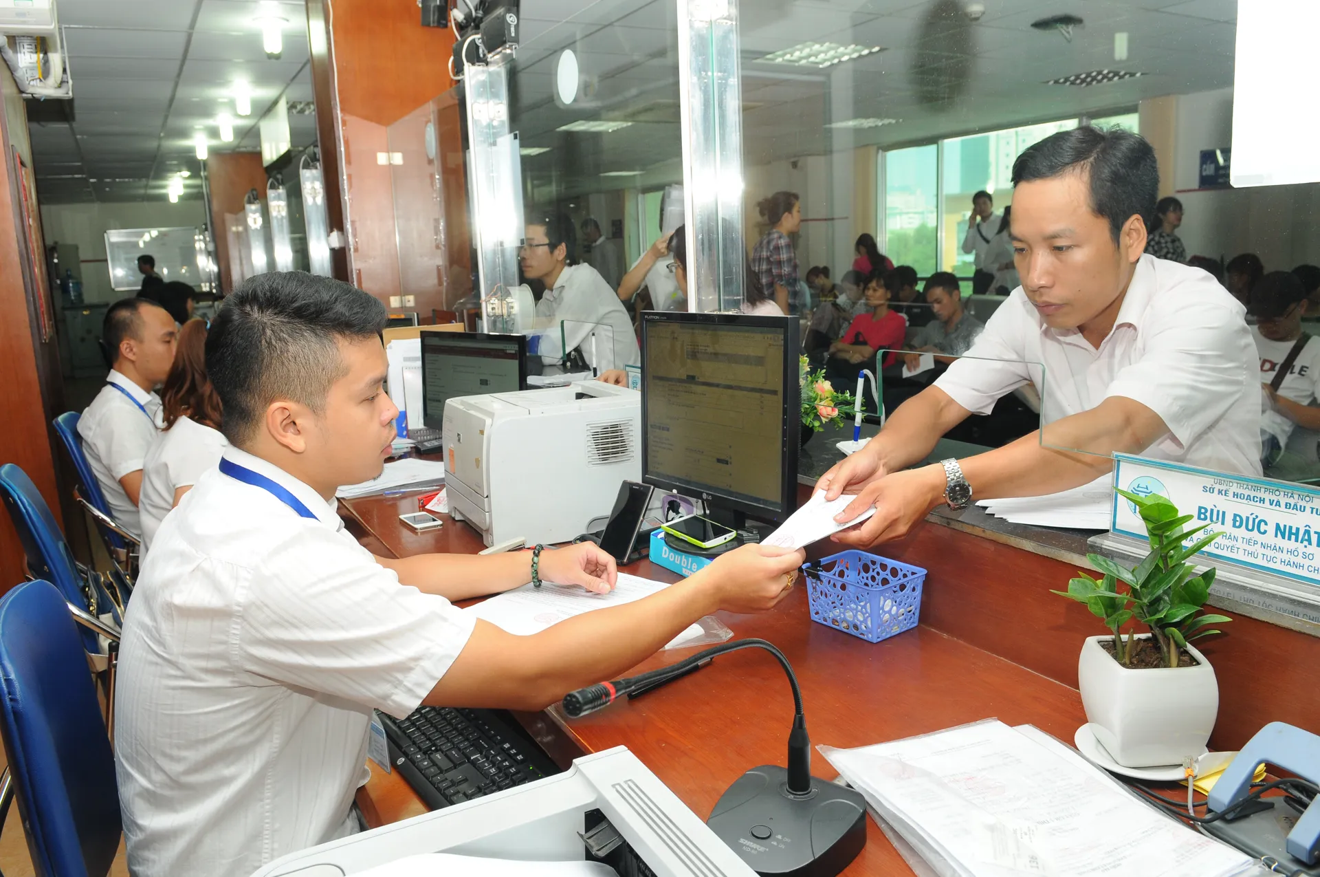 Giải quyết thủ tục hành chính tại bộ phận một cửa Sở KH&ĐT Hà Nội. Ảnh: Hải Linh