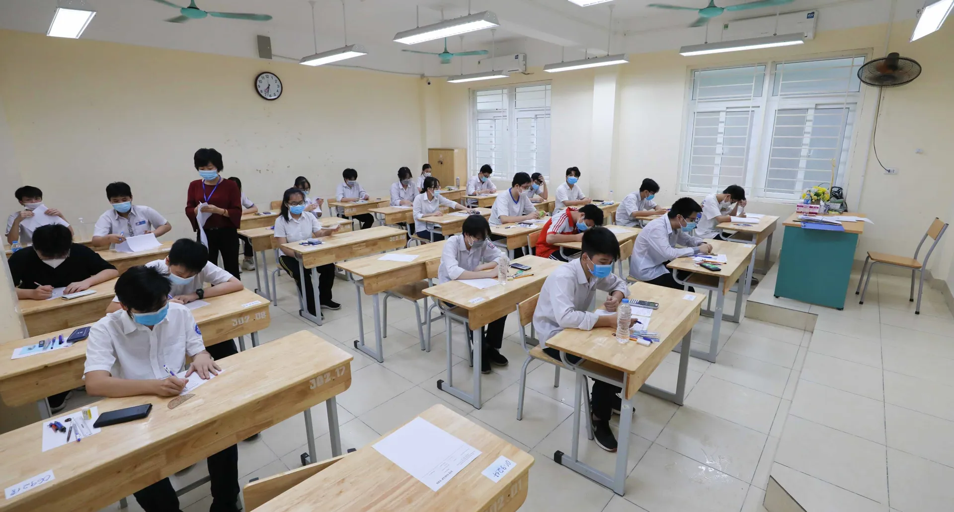 Cha mẹ, thầy cô luôn đồng hành với học sinh trong lựa chọn tổ hợp và môn lựa chọn. Ảnh: Tùng Thanh