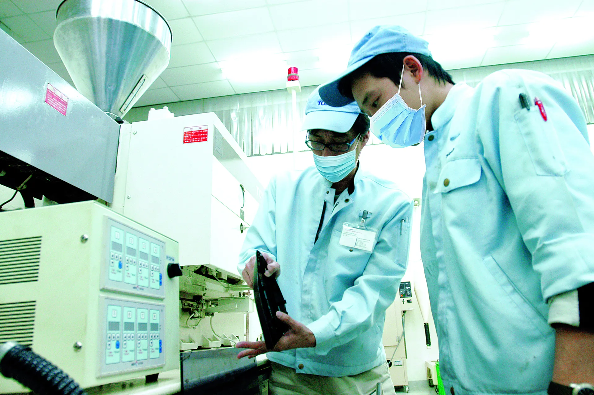 Chuyên gia nước ngoài hướng dẫn kỹ thuật cho công nhân Việt Nam tại Khu công nghiệp Nam Thăng Long. Ảnh: Việt Linh