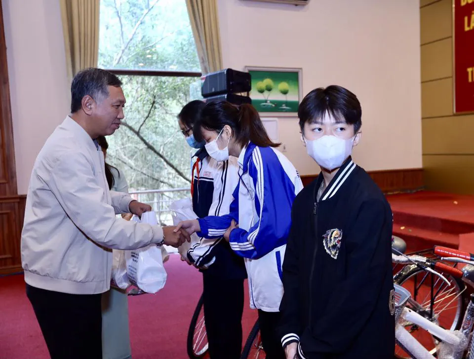 Đại diện báo Kinh tế & Đô thị tặng quà của Quỹ Bảo trợ trẻ em Hà Nội cho các em có hoàn cảnh khó khăn. Ảnh: Trần Oanh
