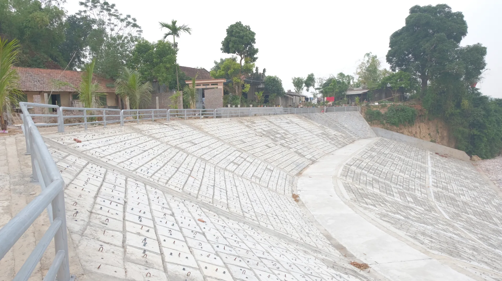 Đê sông Đà đoạn qua xã Thái Hòa (huyện Ba Vì) được kè cứng kiên cố, bảo đảm an toàn phòng, chống thiên tai. Ảnh: Lâm Nguyễn