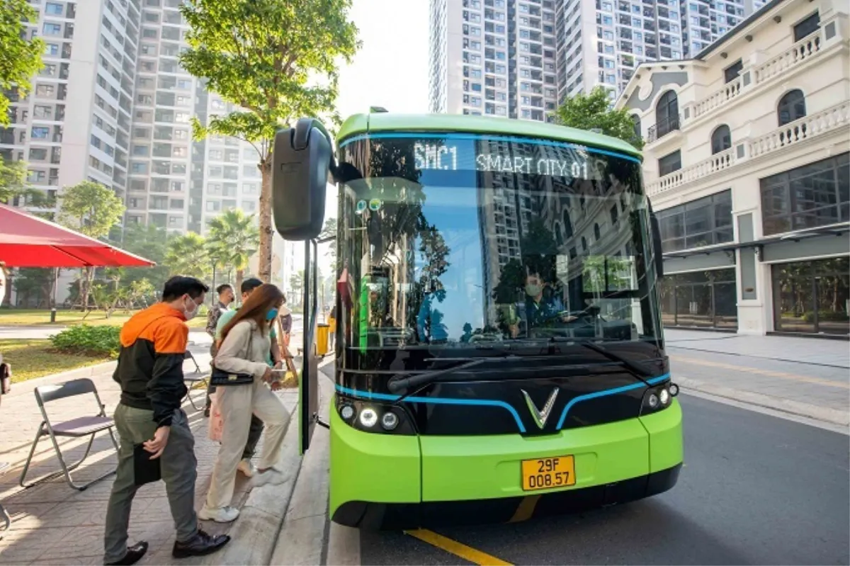 Sử dụng xe buýt điện và nhiên liệu sạch vừa giảm thiểu ô nhiễm môi trường nâng cao chất lượng dịch vụ thu hút người dân đến với vận tải công cộng. Ảnh: Đăng Khoa