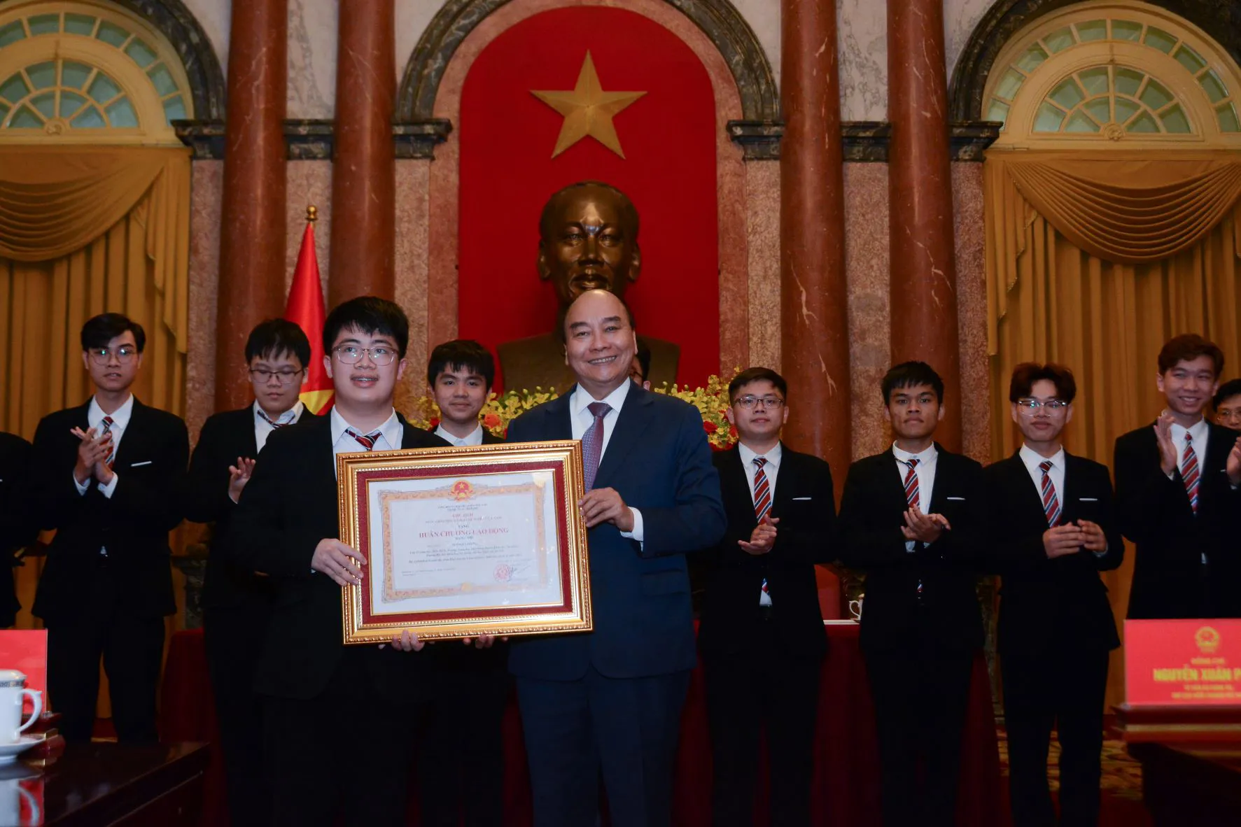 Chủ tịch nước Nguyễn Xuân Phúc trao Huân chương Lao động Hạng Nhì cho 1 thí sinh đạt điểm tuyệt đối 42/42 là em Ngô Quý Đăng, Trường THPT chuyên Khoa học Tự nhiên, ĐH Quốc gia Hà Nội