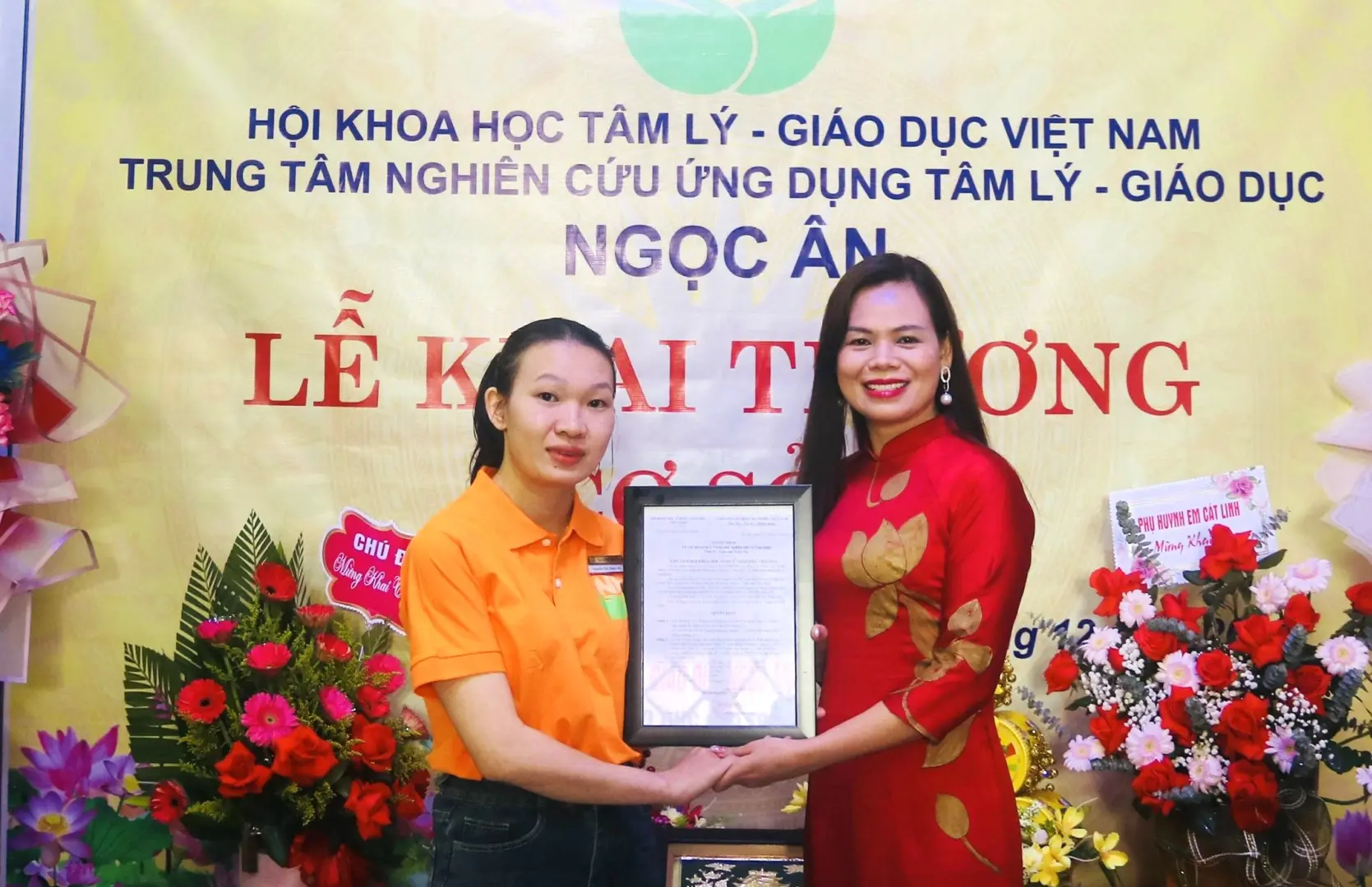 Bà Đào Thanh Hoàn- Giám đốc sáng lập Trung tâm nghiên cứu ứng dụng tâm lý giáo dục Ngọc Ân cùng cô giáo phụ trách cơ sở 3