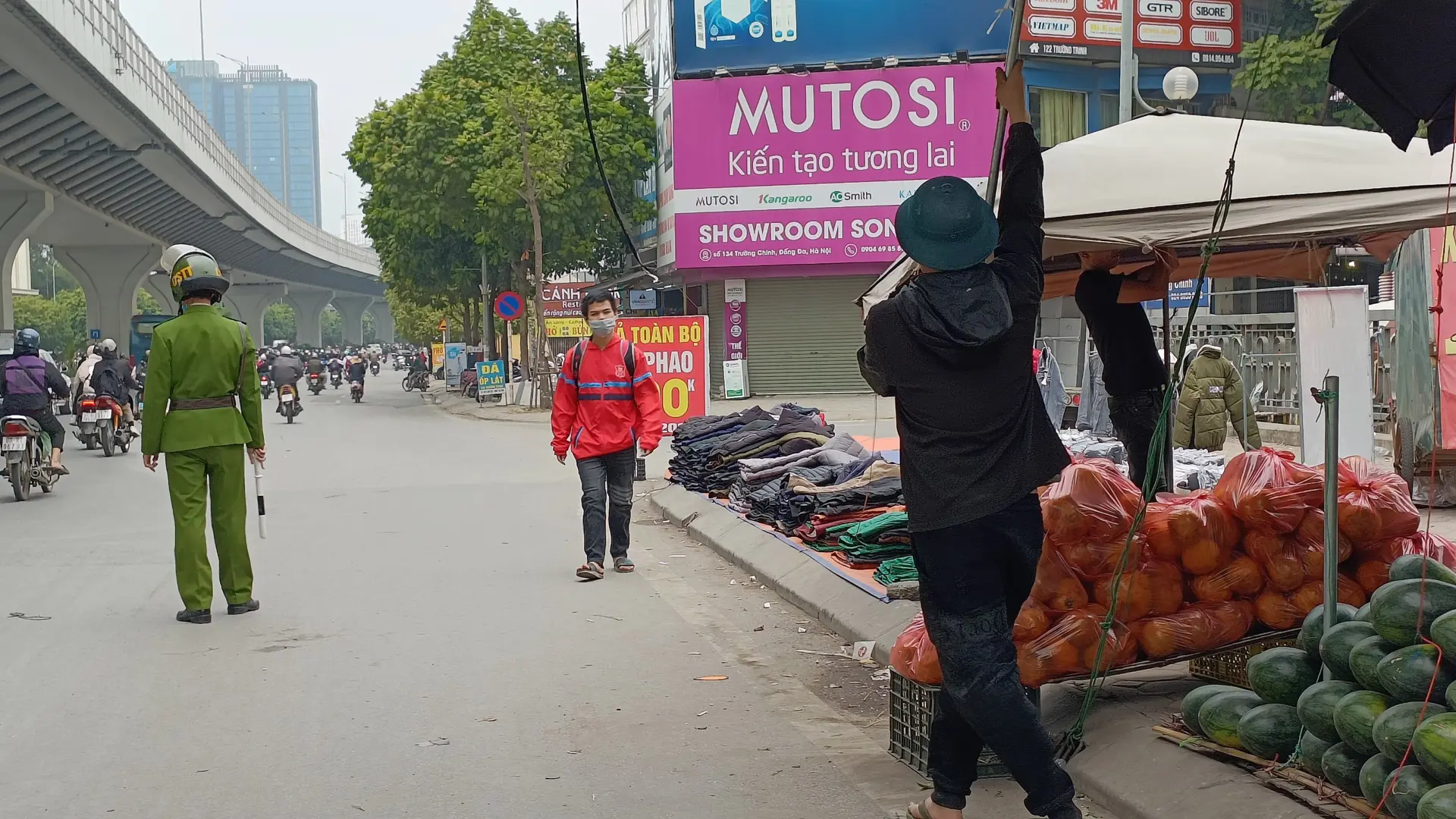 Xử lý “điểm đen” trật tự đô thị, an toàn giao thông trên phố Trường Chinh