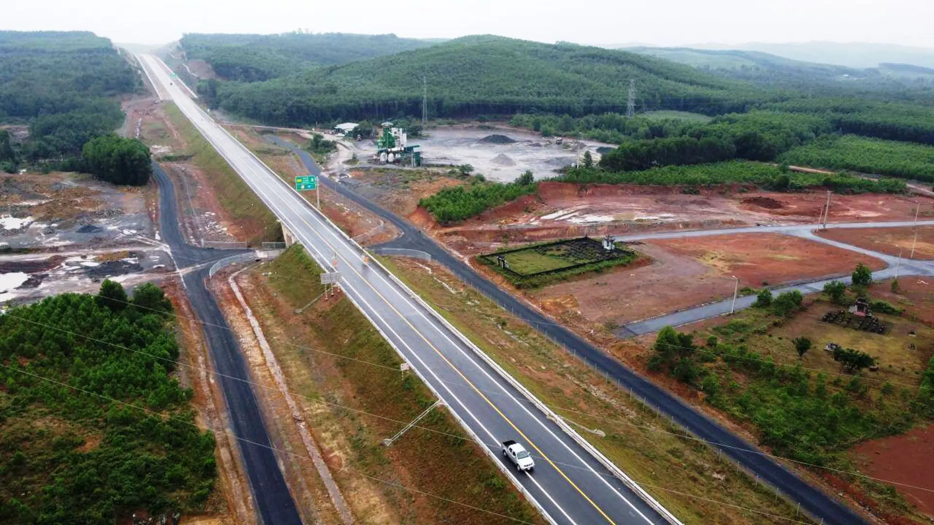 Cao tốc Cam Lộ - La Sơn chính thức đưa vào khai thác