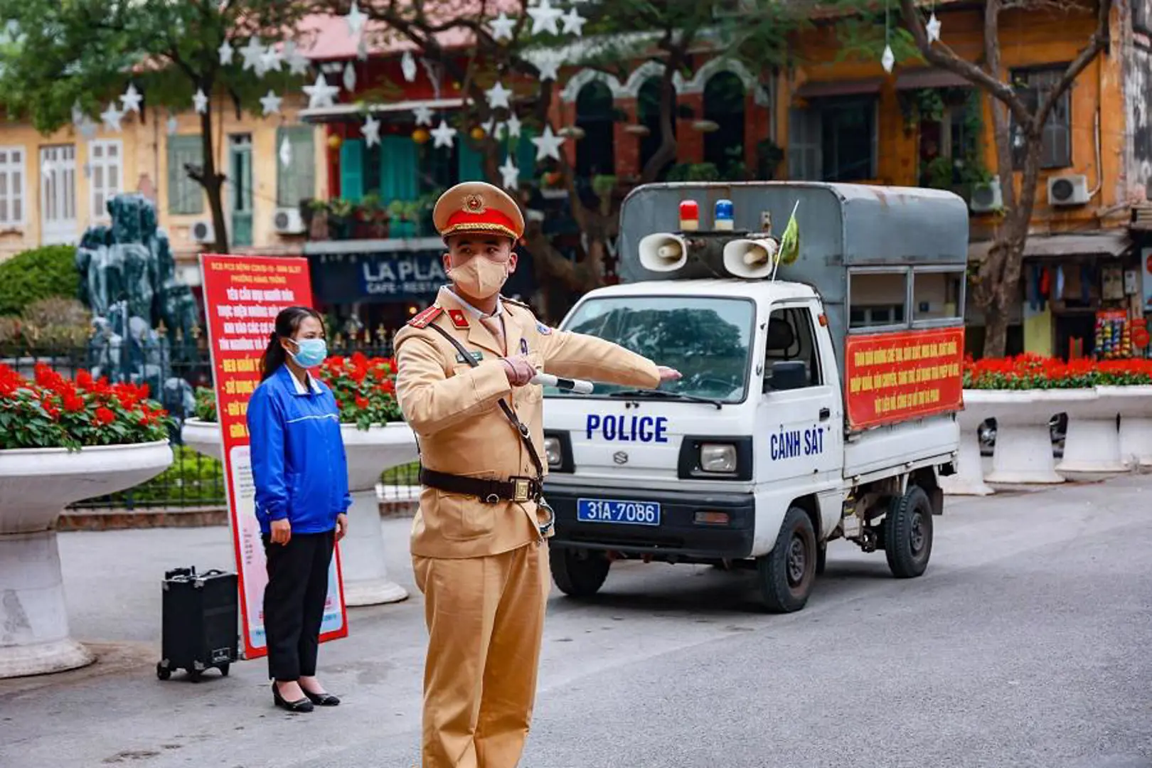 Quận Hoàn Kiếm: Phân luồng giao thông phục vụ nhân dân đón Tết Dương lịch 2023