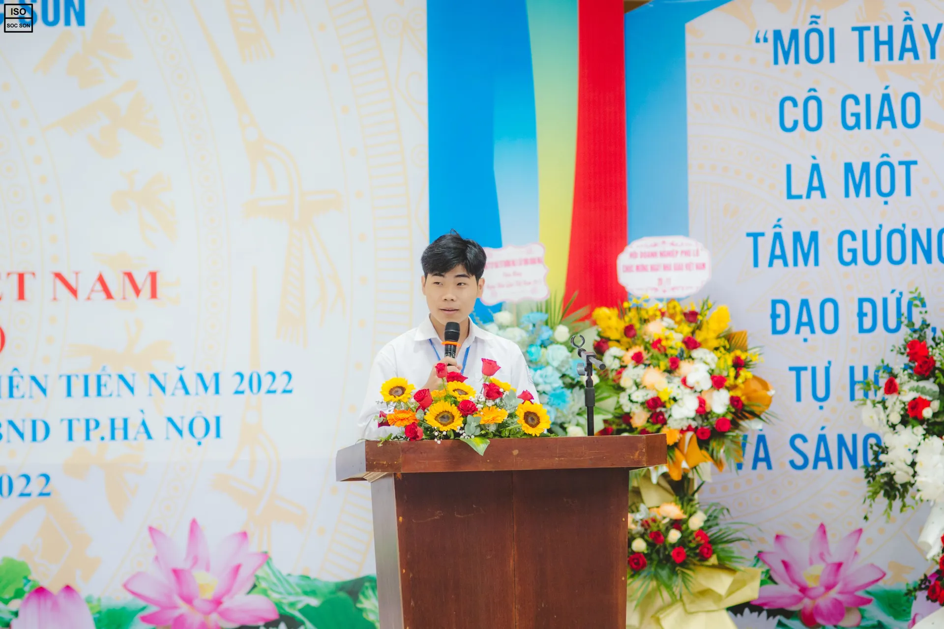 Nguyễn Việt Thành- học sinh xuất sắc trường THPT Sóc Sơn phát biểu tại Lễ kỷ niệm 40 năm Ngày Nhà giáo Việt Nam tại trường (Ảnh: FBNT)