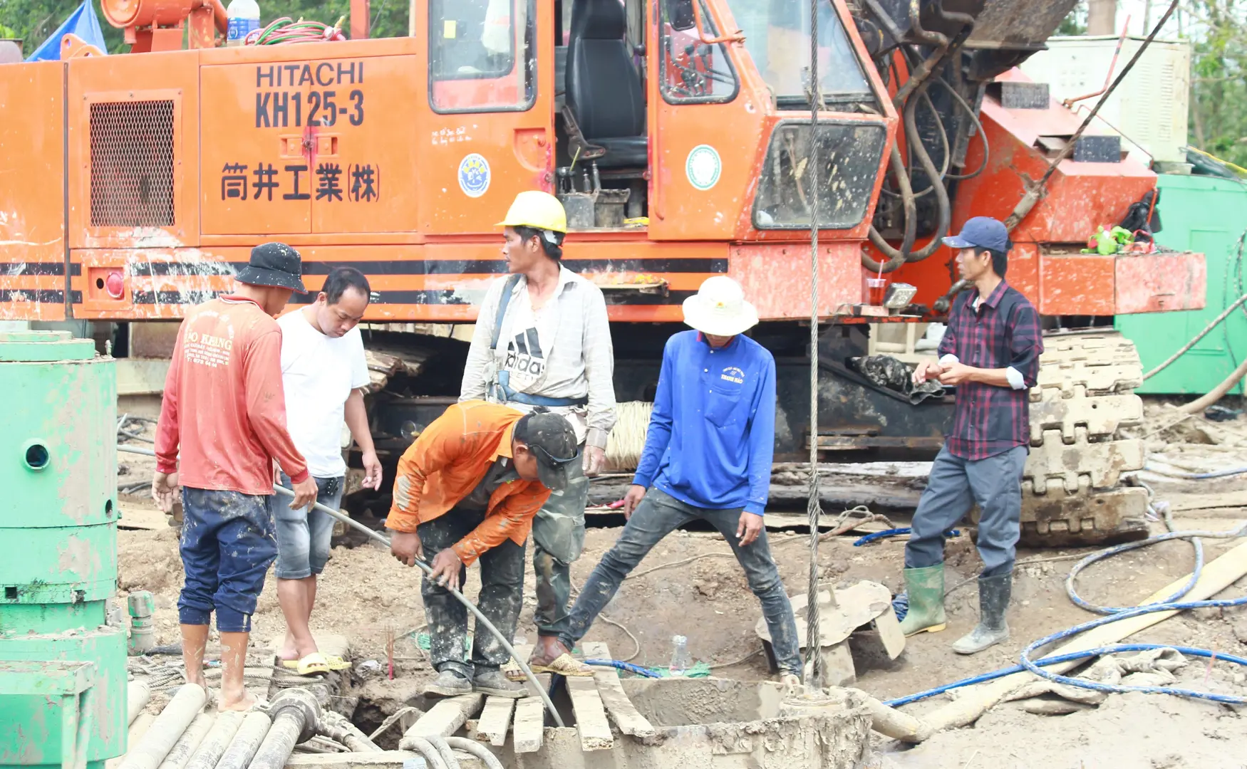 Cháu bé rơi xuống trụ bê tông sâu 35m đã tử vong