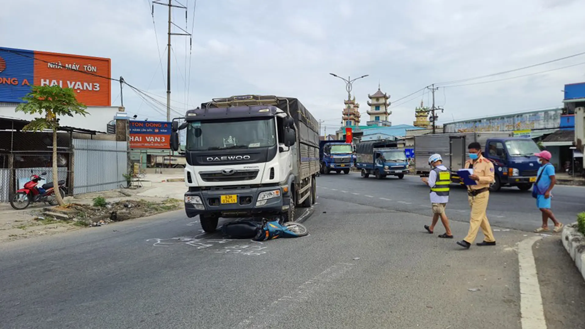 Tai nạn giao thông hôm nay (5/1/2023): Ôtô va chạm xe máy, một người tử vong