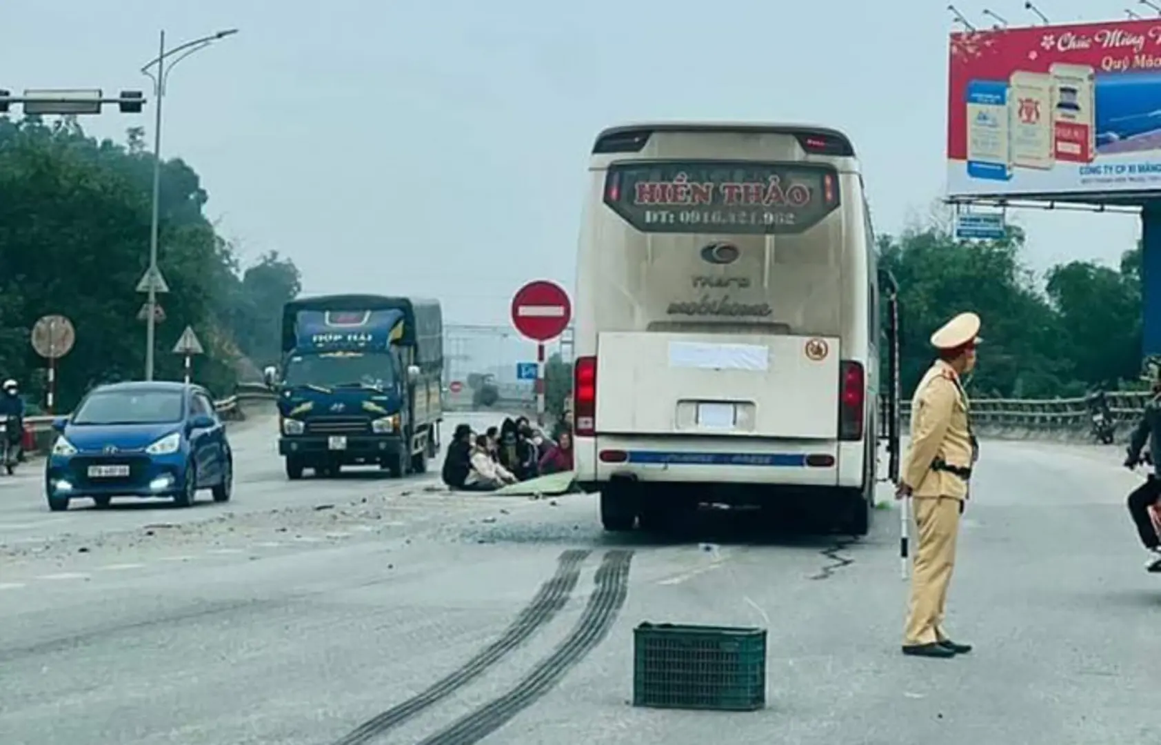 Tai nạn giao thông hôm nay (8/1/2023): Tông  xe khách trên Quốc lộ, 2 người chết