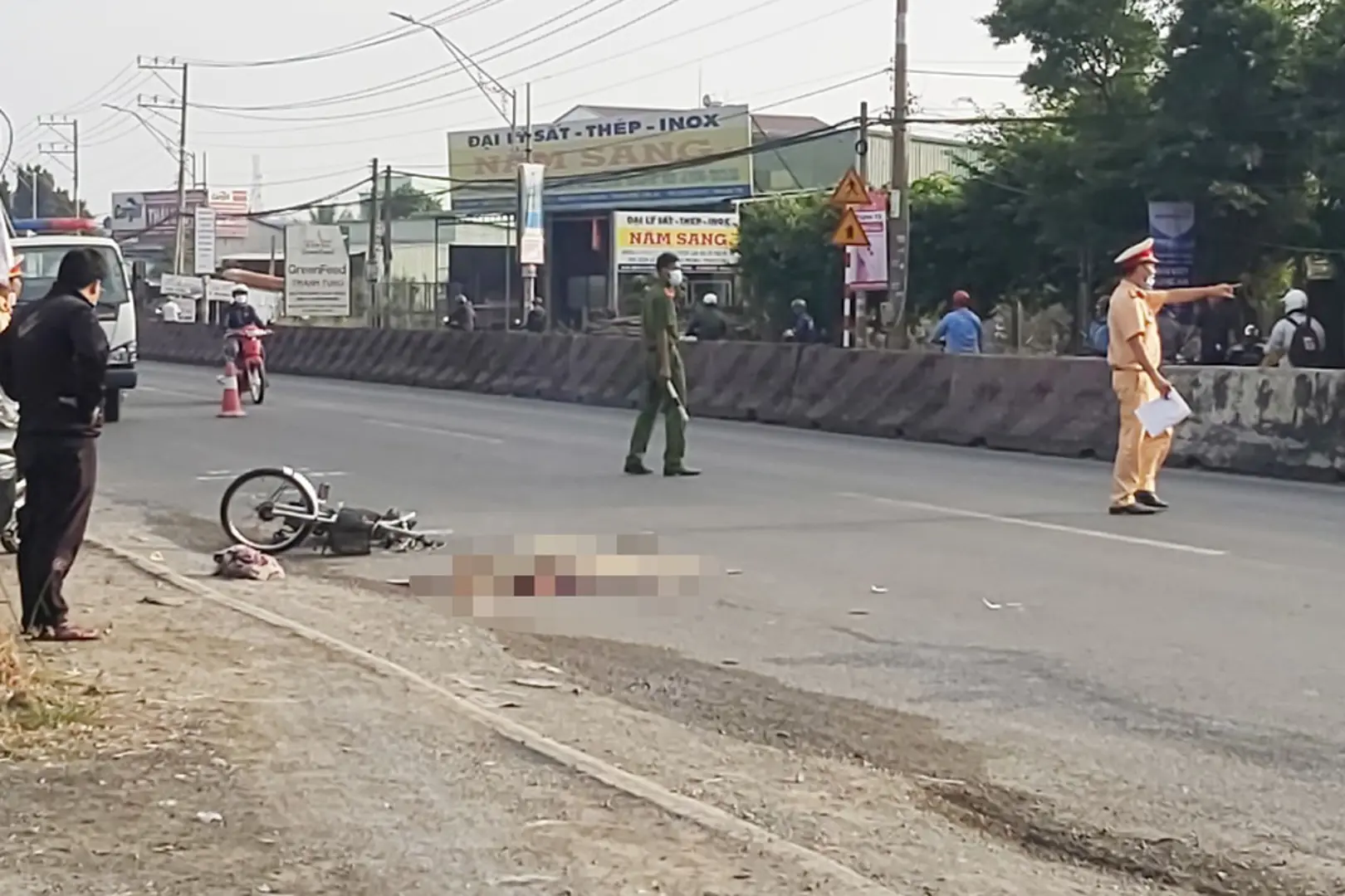 Tai nạn giao thông hôm nay (9/1/2023): Xe máy đâm xe tải, 2 người thương vong