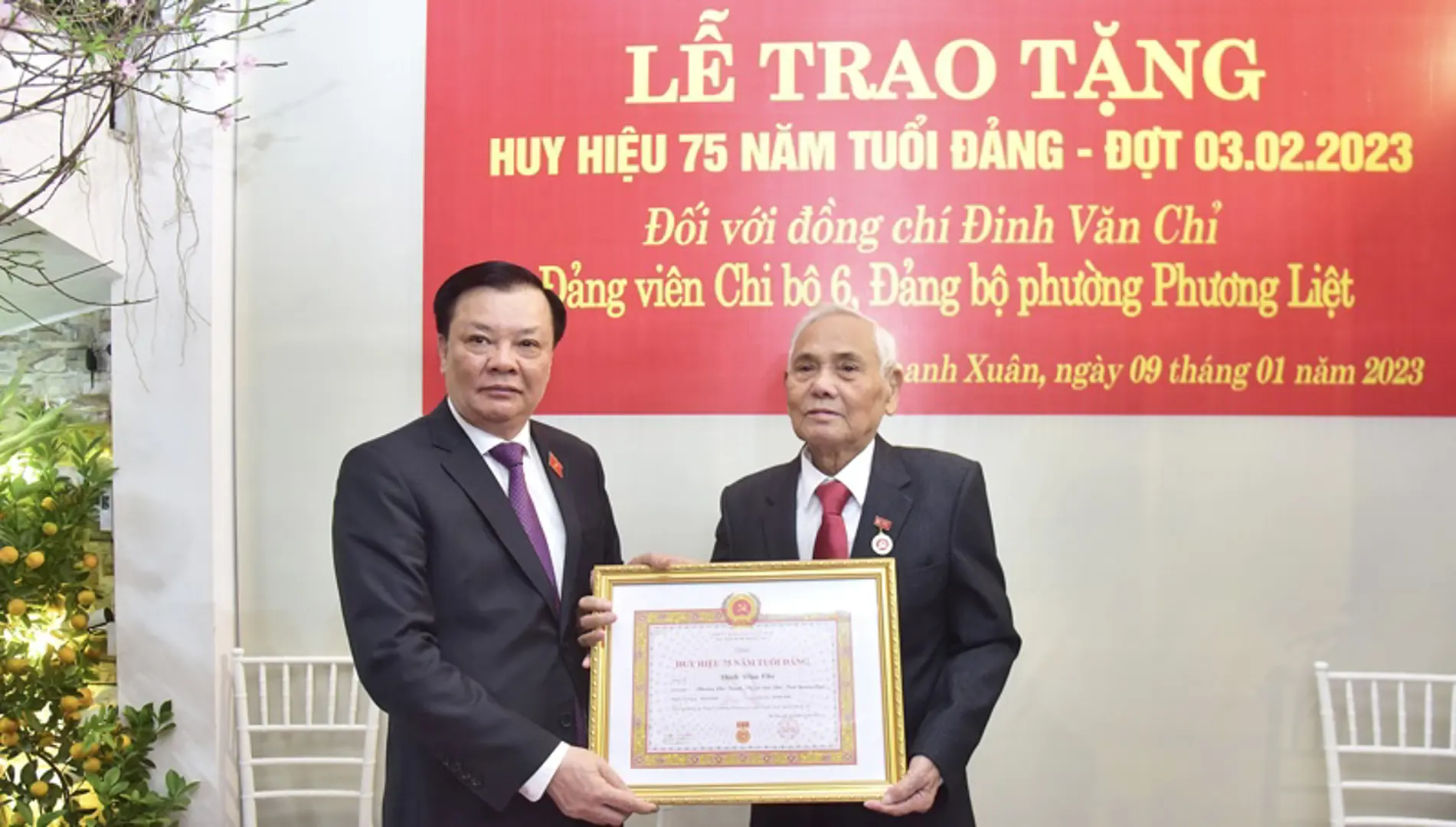 Bí thư Thành ủy Hà Nội trao Huy hiệu Đảng cho Đảng viên lão thành  