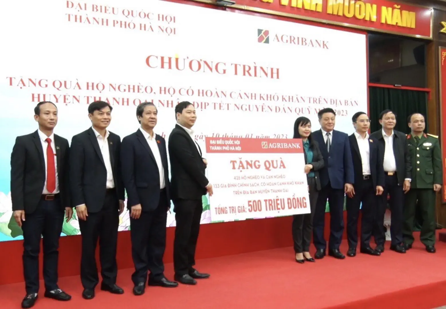 Đoàn đại biểu Quốc hội tặng quà hộ nghèo, gia đình chính sách huyện Thanh Oai