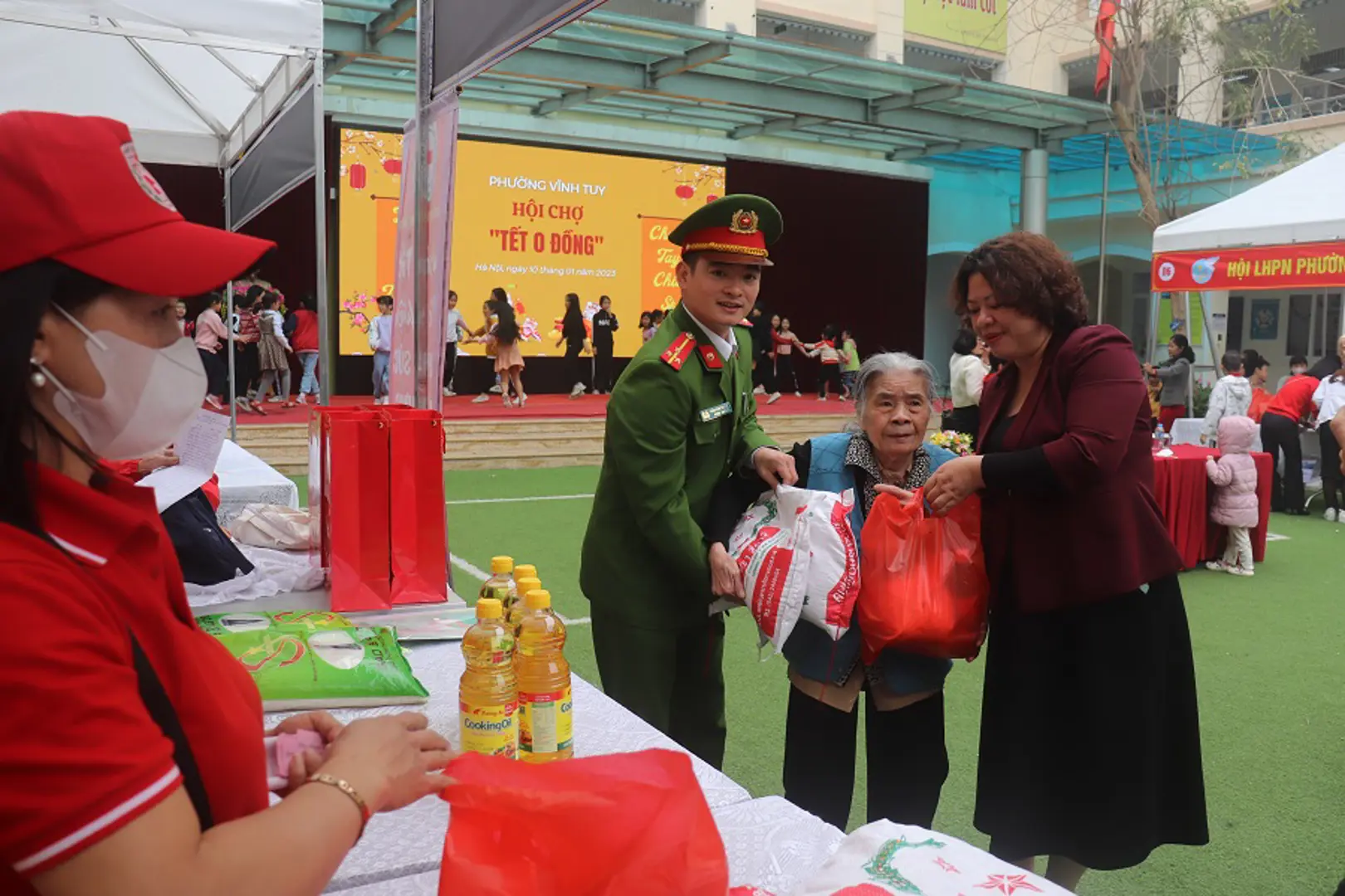 Quận Hai Bà Trưng: "Hội chợ Tết 0 đồng" đến  với hàng trăm hộ dân nghèo