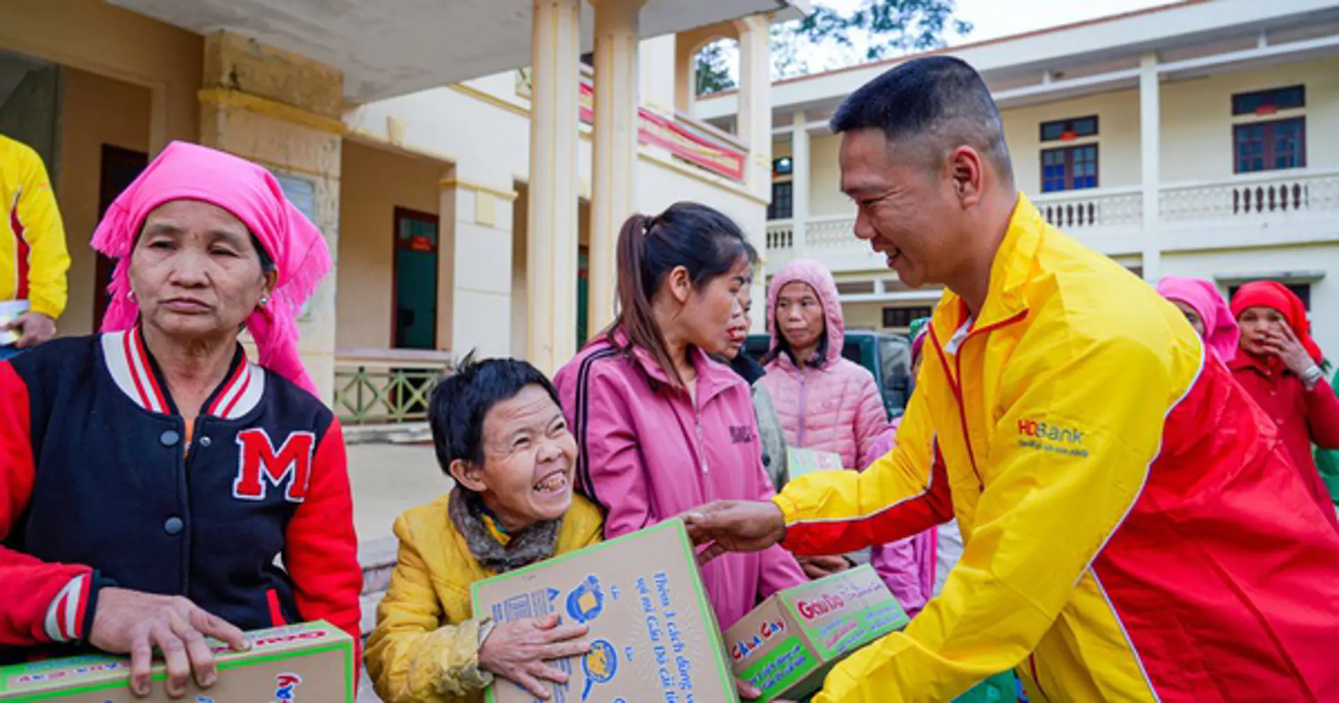 “Tết ấm tình thương” với đồng bào vùng cao