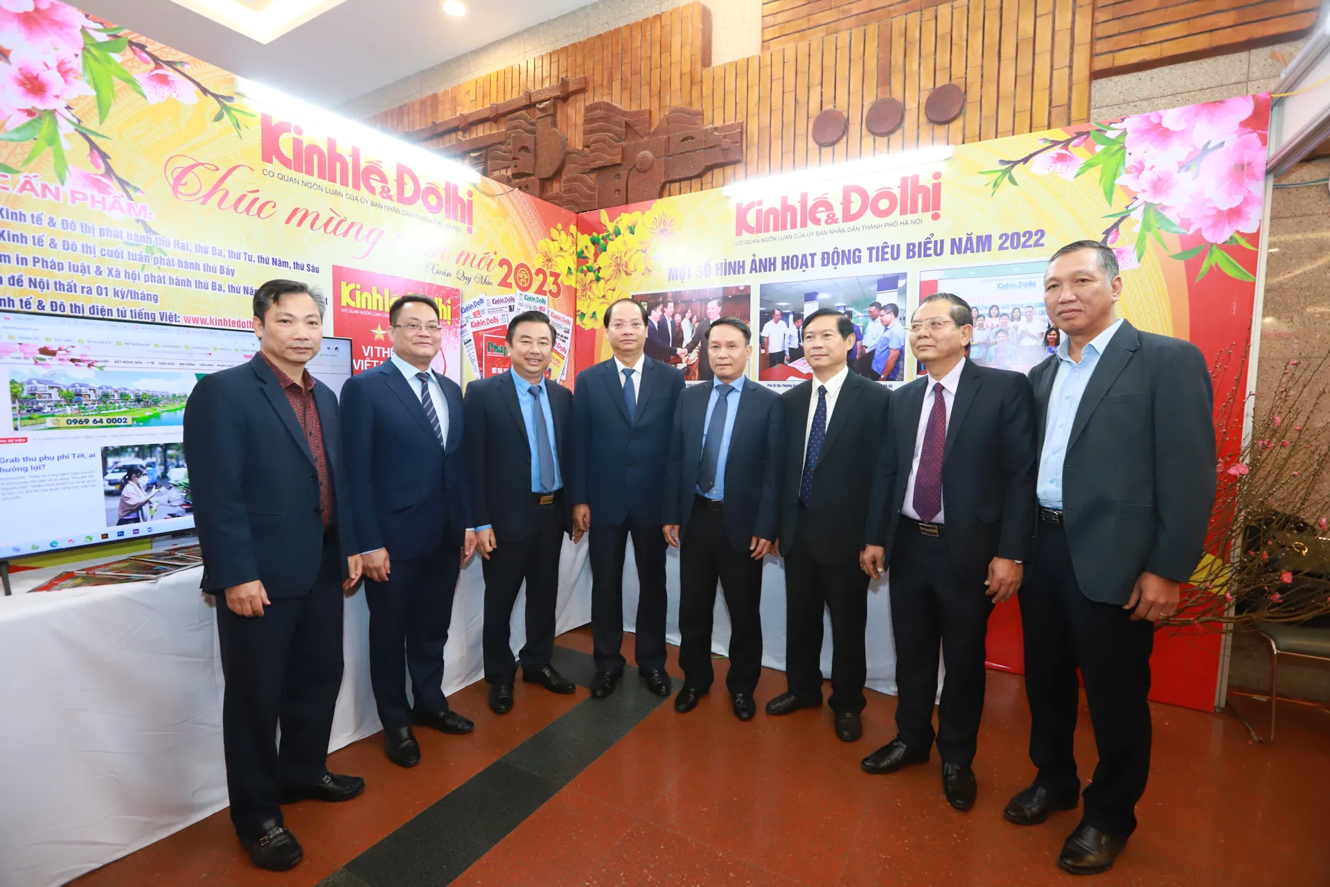 Lãnh đạo Hội Nhà báo Việt Nam và các đại biểu TP Hà Nội tham quan gian trưng bày của báo Kinh tế & Đô thị tại Hội Báo Xuân Quý Mão - Hà Nội 2023. Ảnh: Phạm Hùng