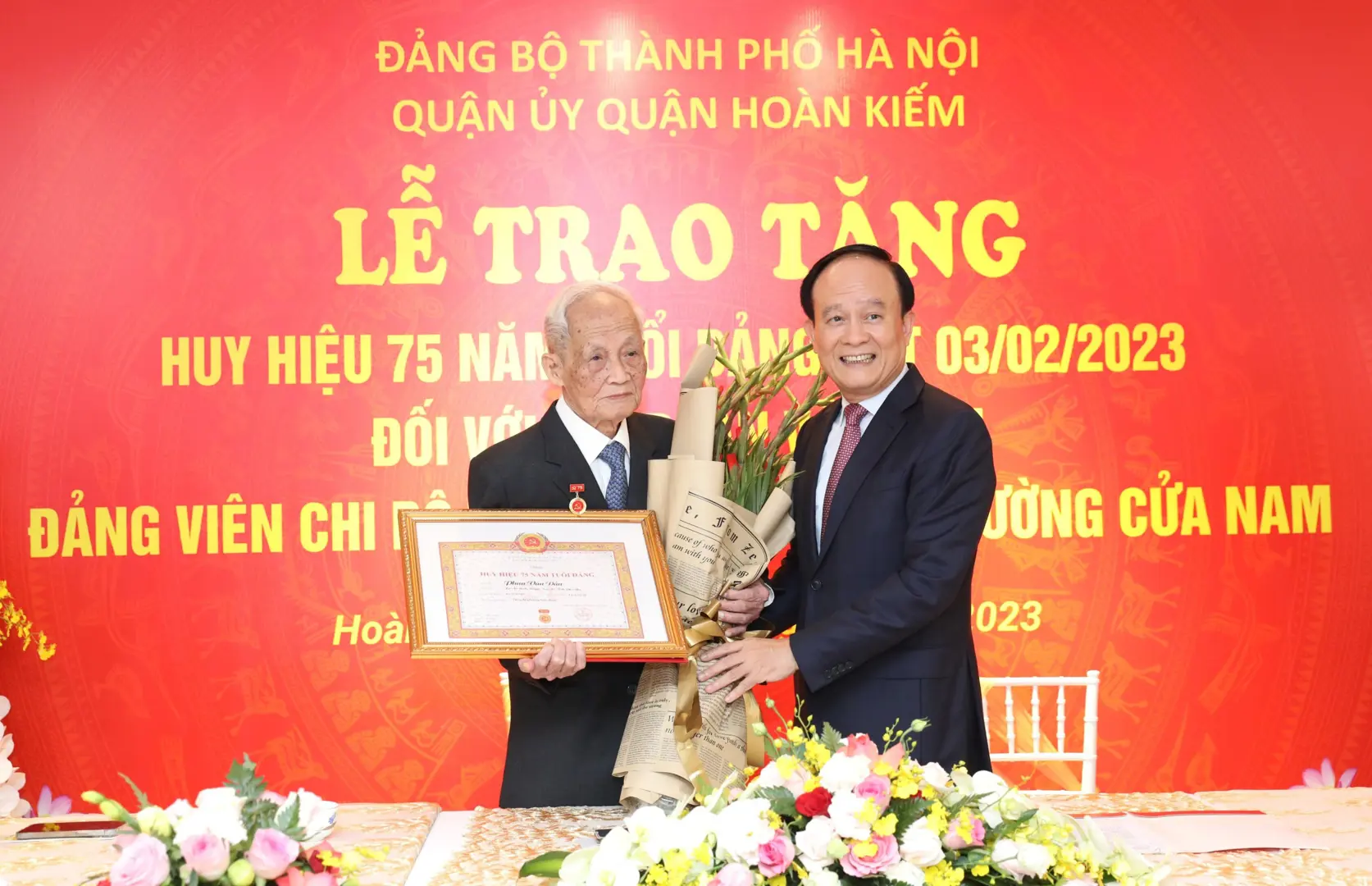 Phó Bí thư Thành ủy Hà Nội trao Huy hiệu Đảng cho đảng viên lão thành