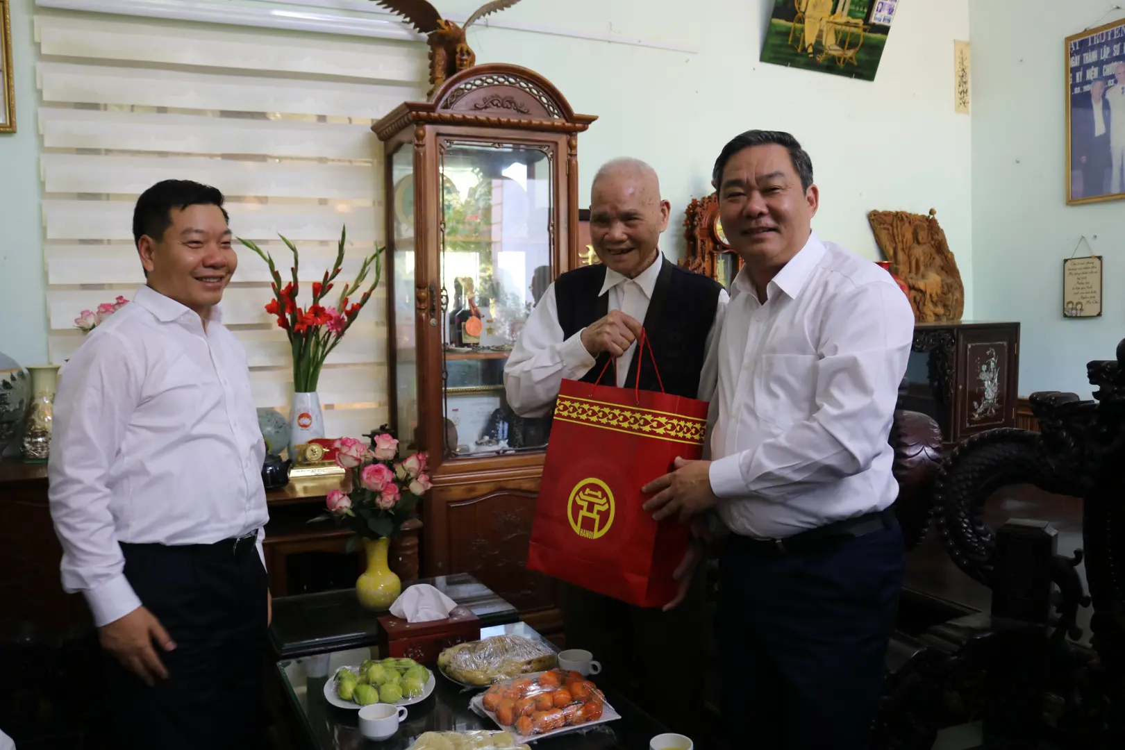 Lãnh đạo thành phố chúc Tết người có công, gia đình chính sách huyện Quốc Oai