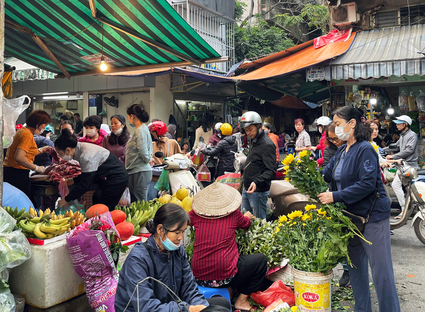 Hà Nội: Nhộn nhịp thị trường ngày Tết Táo quân, một số mặt hàng tăng giá