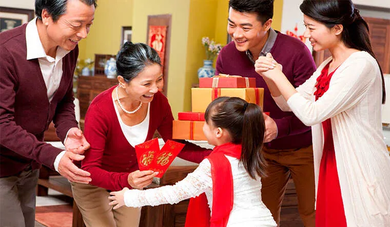 Tặng quà Tết - Nét đẹp văn hóa không nên biến tướng