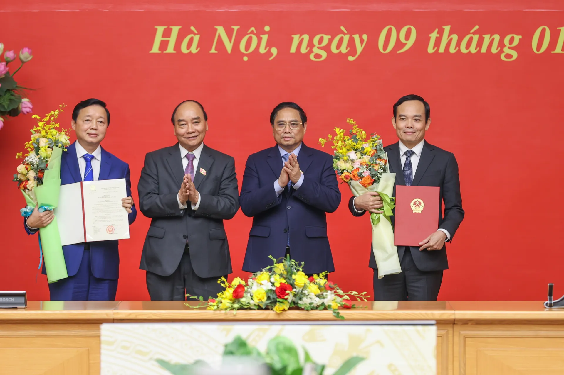 Chủ tịch nước Nguyễn Xuân Phúc trao Quyết định bổ nhiệm Phó Thủ tướng Chính phủ đối với đồng chí Trần Lưu Quang và đồng chí Trần Hồng Hà. Thủ tướng Chính phủ Phạm Minh Chính tặng hai tân Phó Thủ tướng Chính phủ những bó hoa tươi thắm. Ảnh: Nhật Bắc