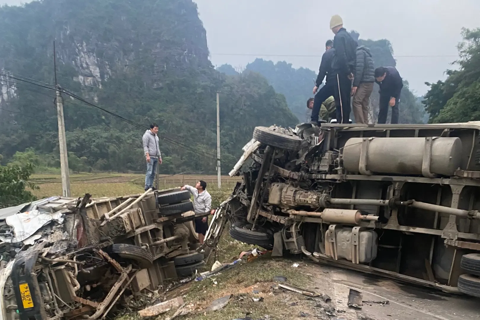 Tai nạn giao thông hôm nay (17/1/2023): Va chạm trên Quốc lộ, 2 người bị thương