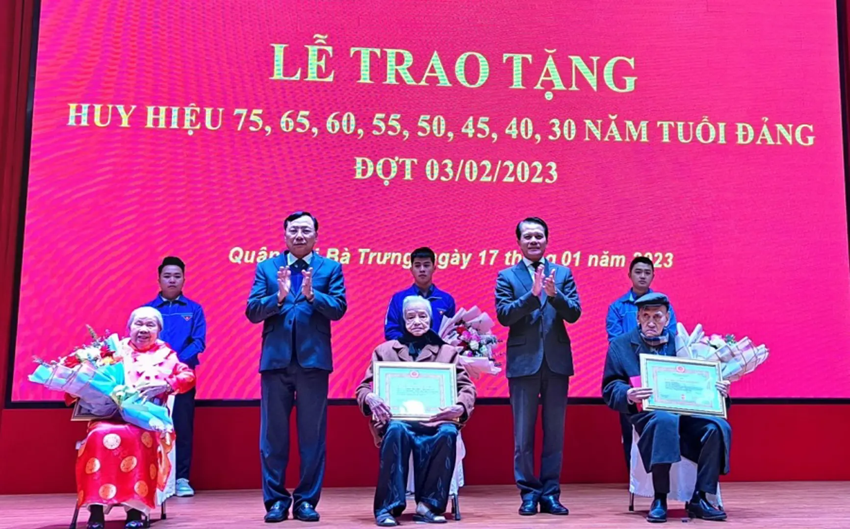 Quận Hai Bà Trưng: Trao Huy hiệu Đảng cho hơn 300 đảng viên lão thành