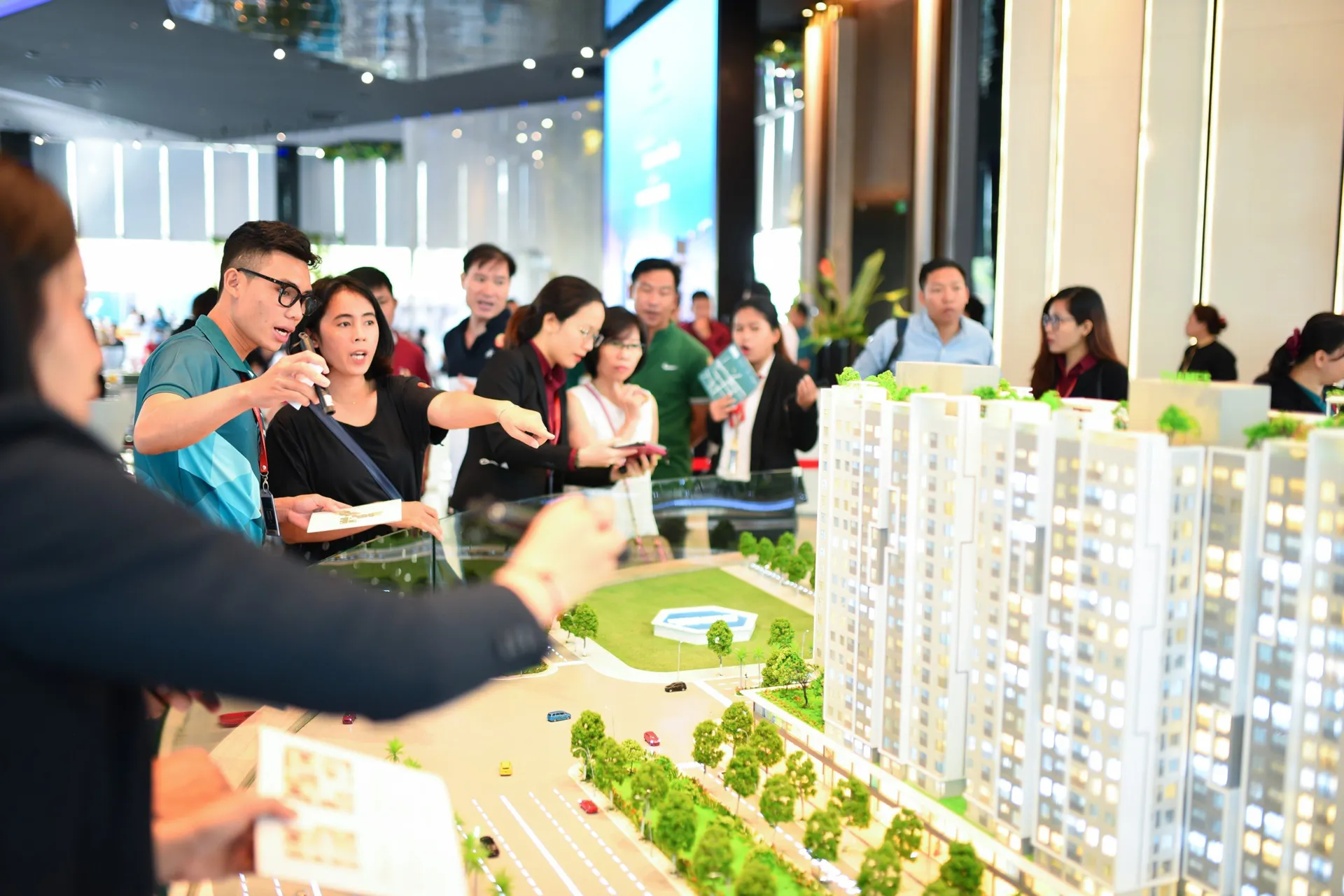 Người mua nhà, luật sư, chuyên gia BĐS... không đồng tình với đề xuất bỏ bảo lãnh dự án nhà ở hình thành trong tương lai của HoREA. Ảnh: Tiểu Thúy
