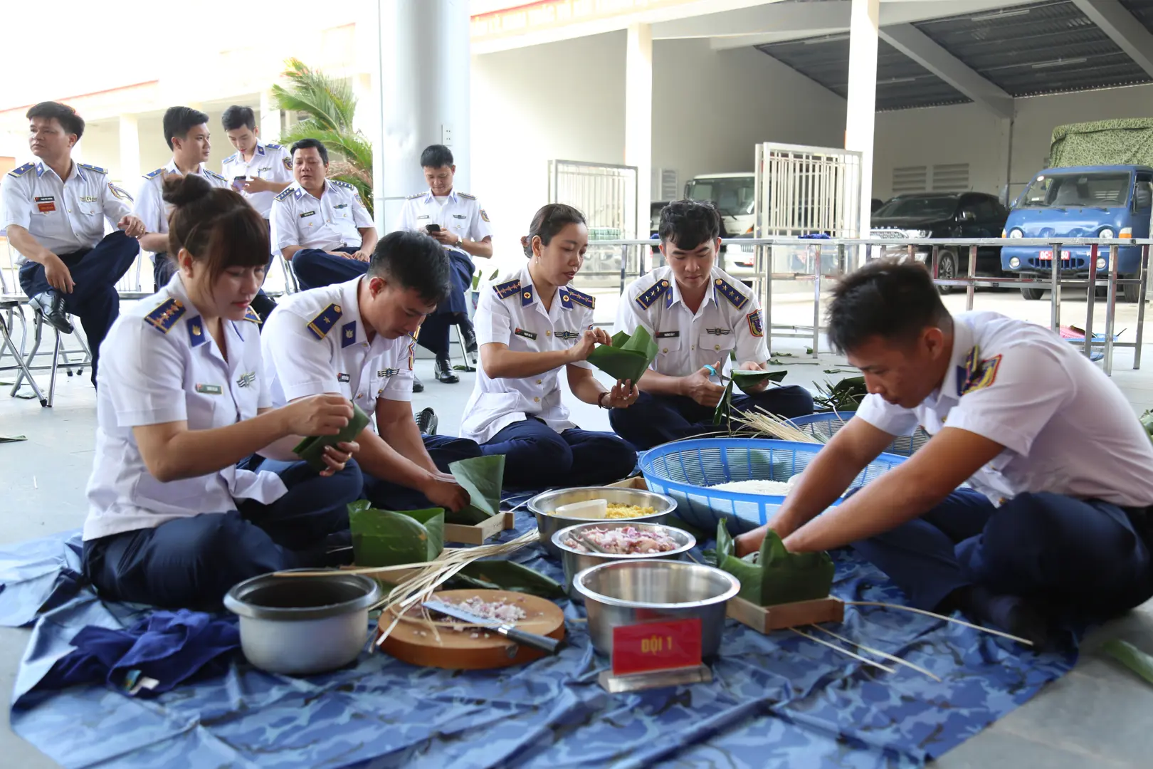 Mãn nhãn với kỹ năng gói bánh chưng của các chiến sĩ Cảnh sát biển 4