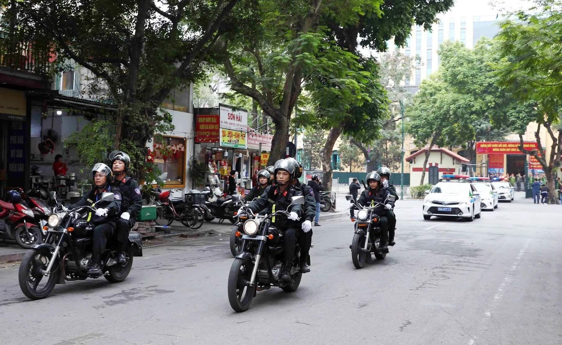 Công an TP Hà Nội ra quân đảm bảo an ninh trật tự dịp Tết Nguyên đán. Ảnh: Đạt Lê