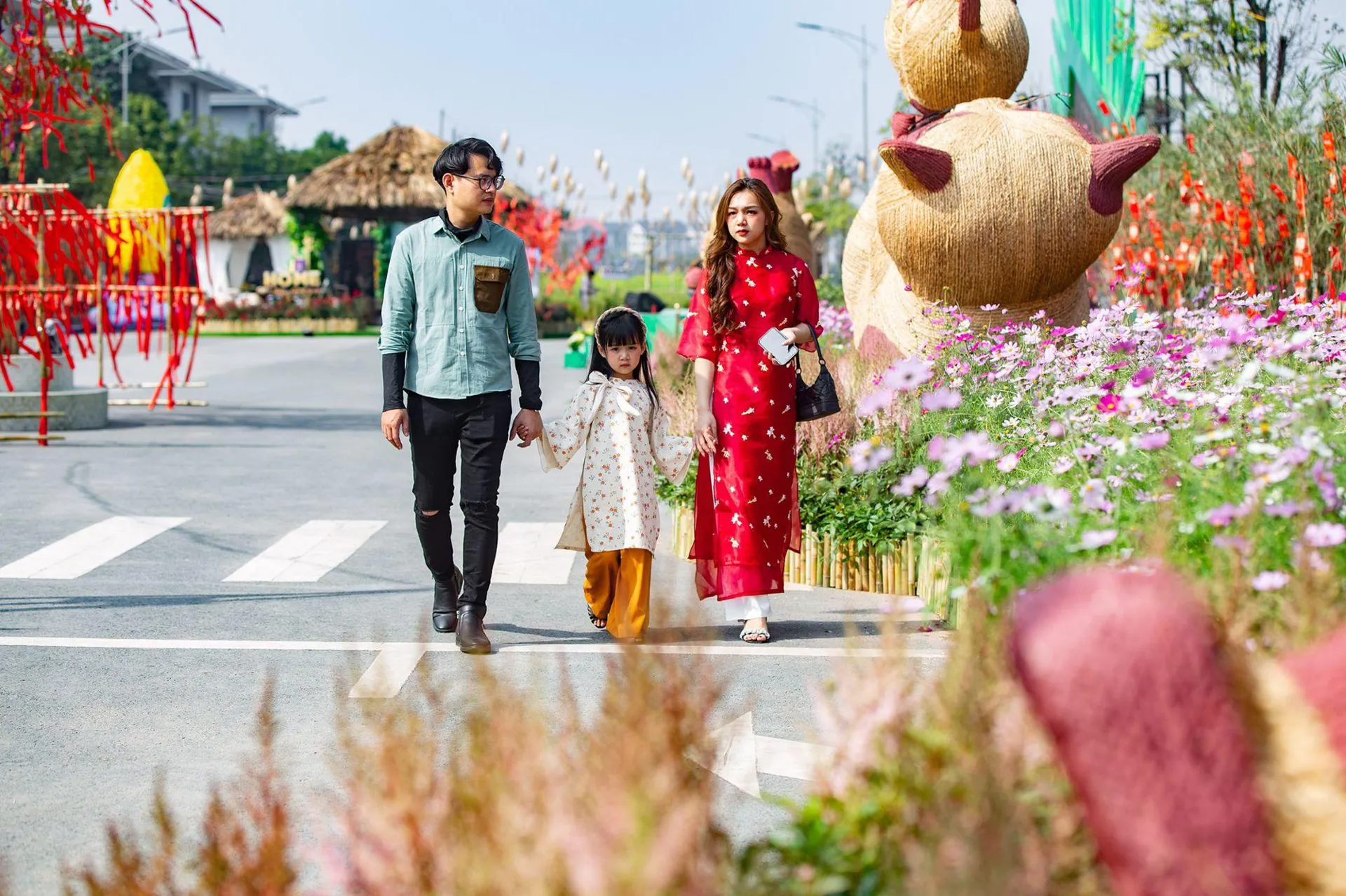 Du khách check-in đường hoa Home Hanoi Xuân 2023. Ảnh: Trần Dũng
