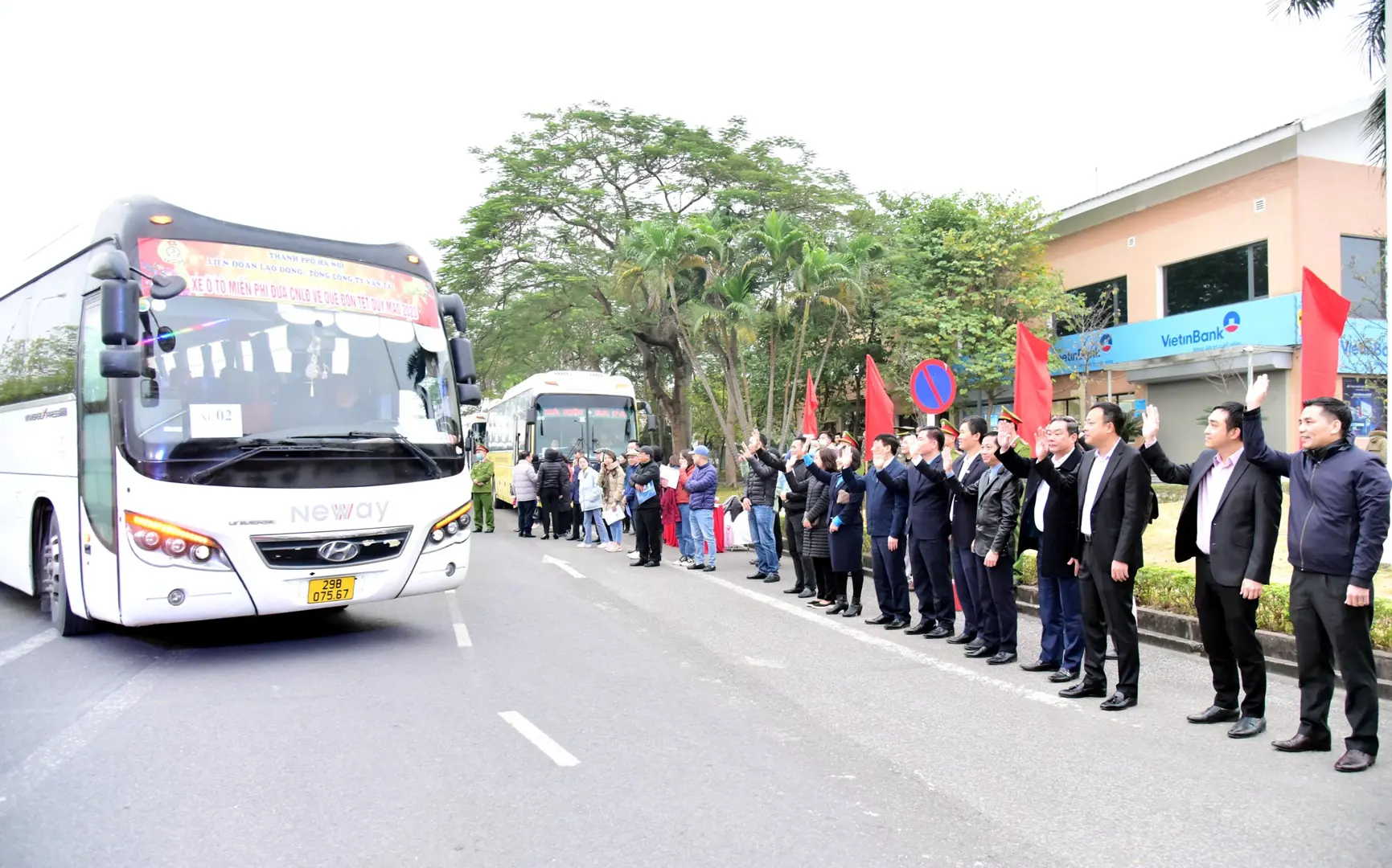 Hà Nội: Những chuyến xe yêu thương đưa 1.200 công nhân về quê sum họp