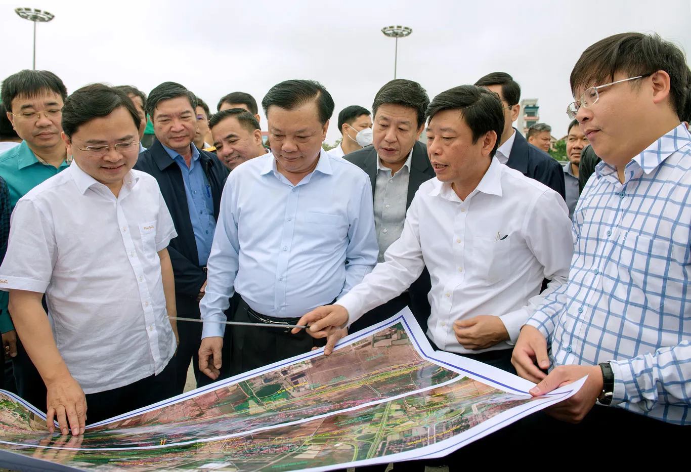 Bí thư Thành ủy Hà Nội Đinh Tiến Dũng kiểm tra thực địa triển khai dự án đường Vành đai 4 - Vùng Thủ đô. Ảnh: Thanh Hải