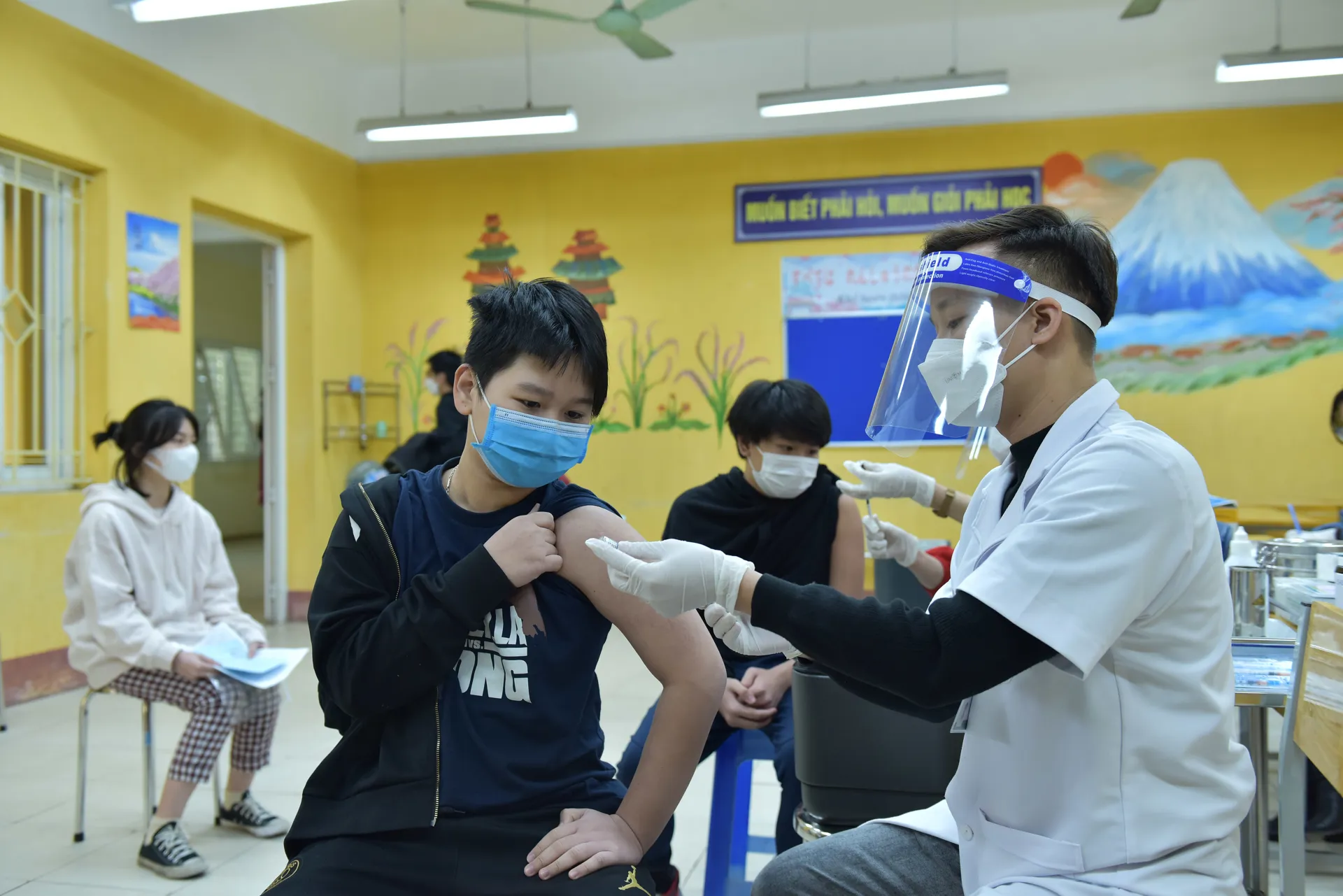 Tiêm vaccine cho học sinh tại quận Ba Đình, Hà Nội. Ảnh: Chiến Công