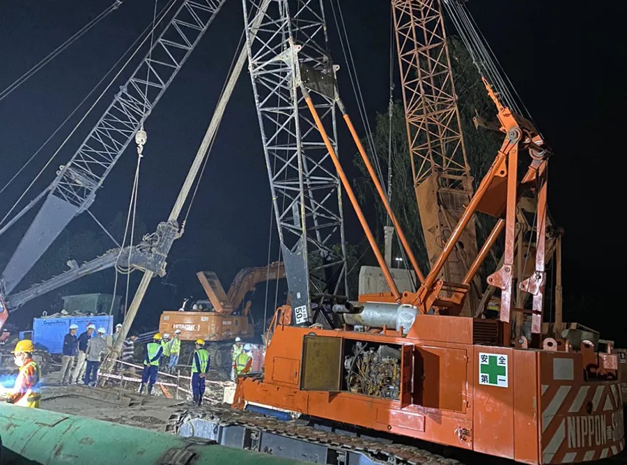 Đã đưa được thi thể bé trai lọt xuống trụ bê tông lên mặt đất