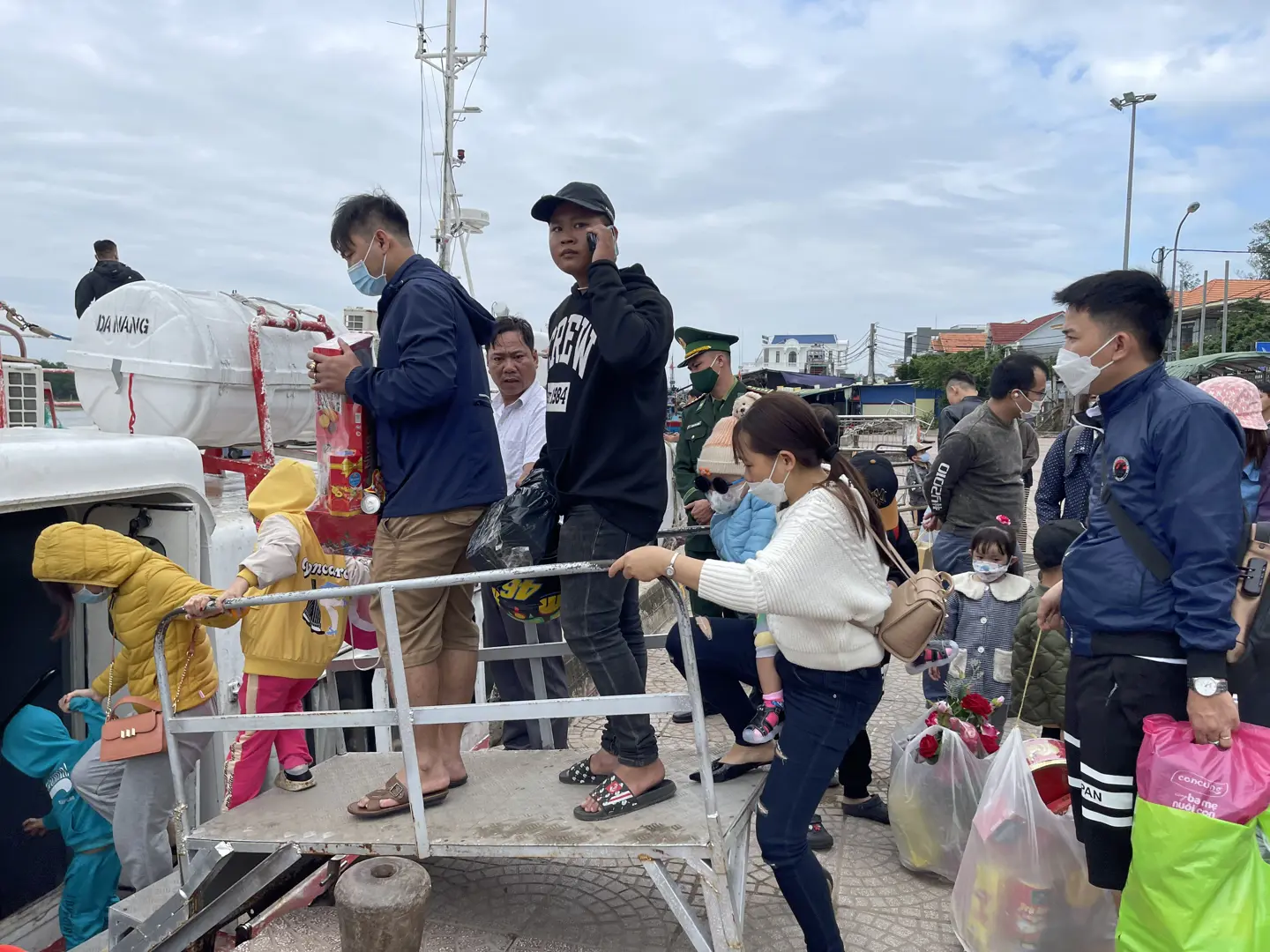 30 tháng Chạp, người dân hối hả lên tàu về Lý Sơn ăn Tết