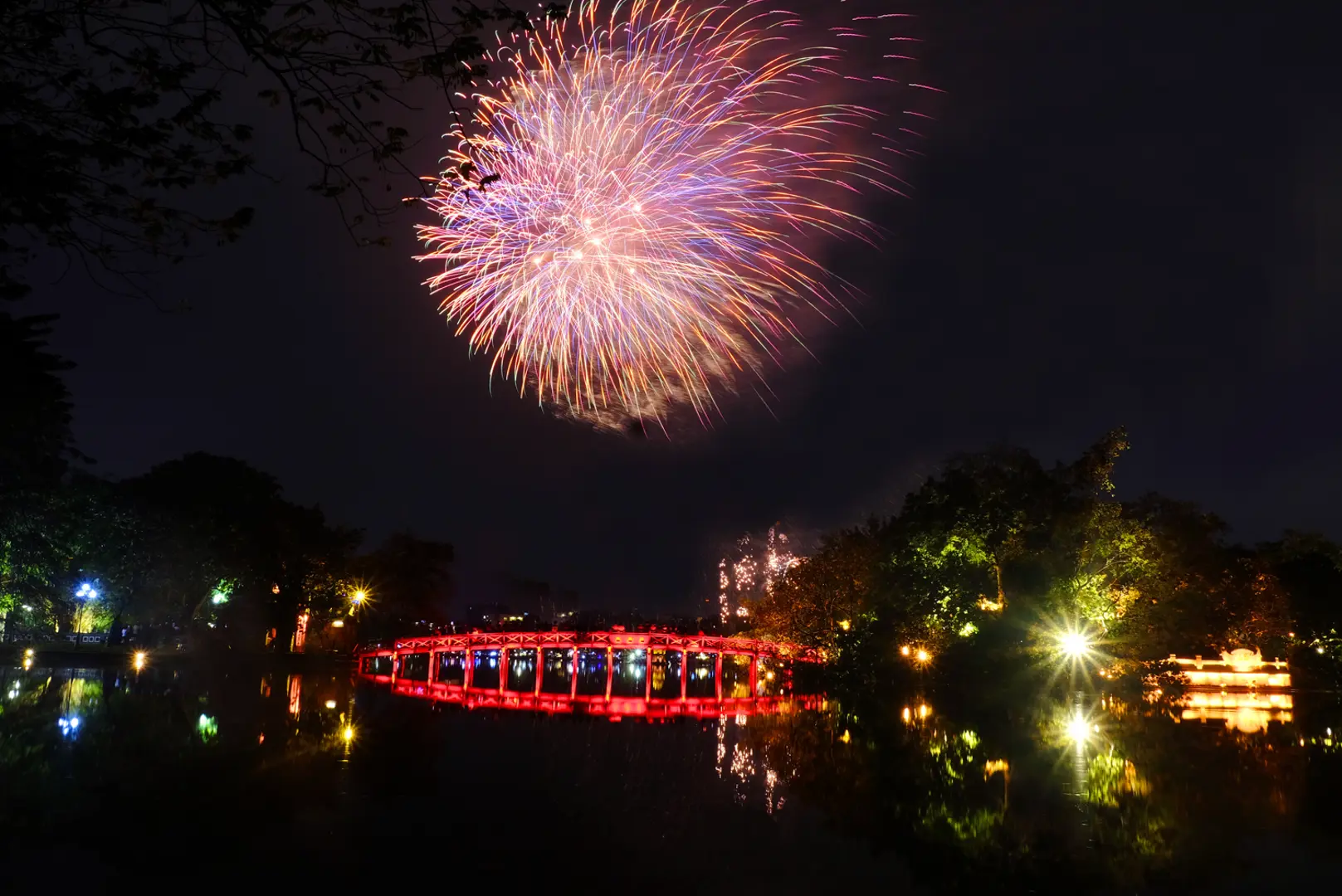 Mãn nhãn những màn pháo hoa mừng năm mới 2023 ấn tượng trên cả nước