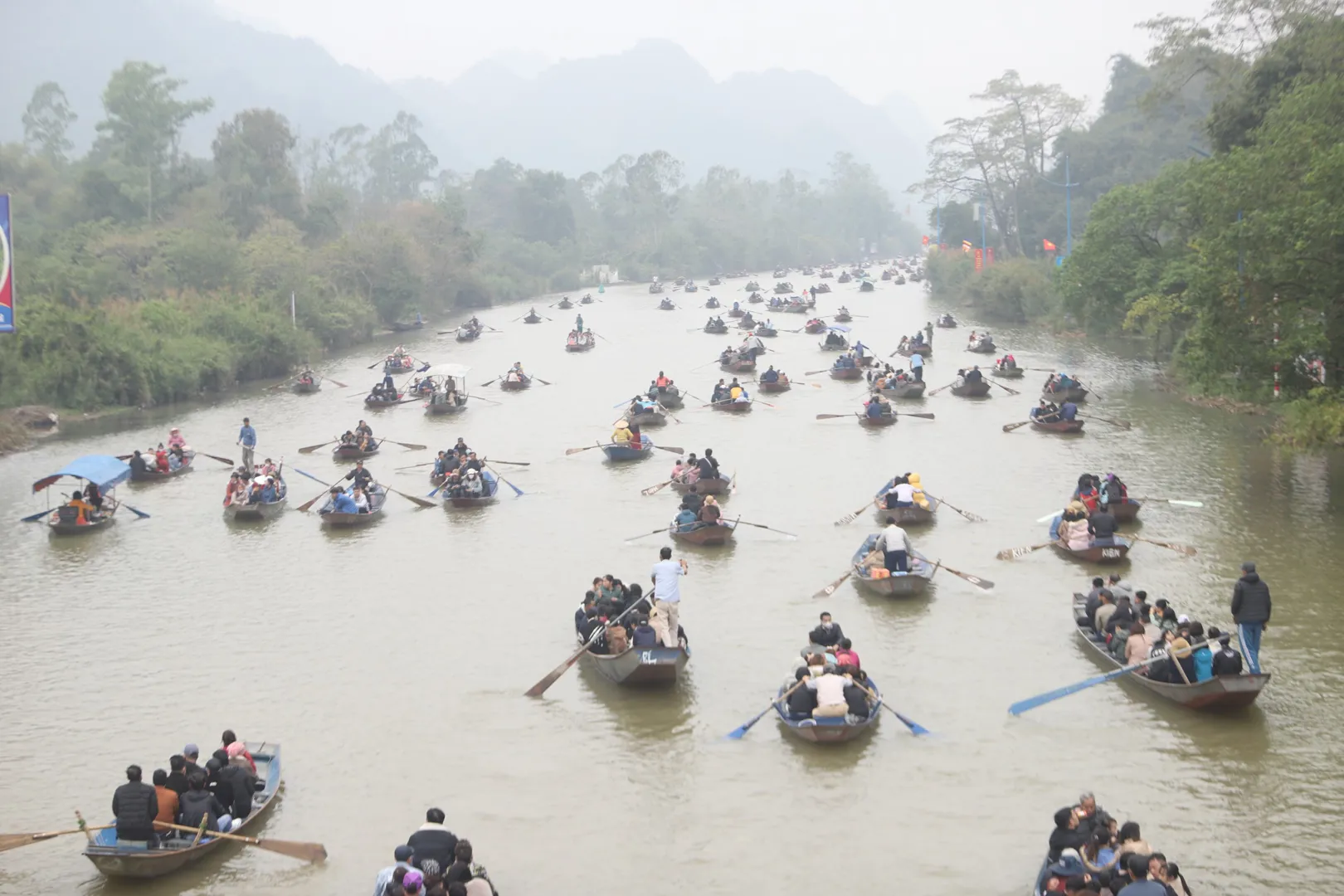 Nườm nượp thuyền, đò trên suối Yến – chùa Hương mùng 5 Tết