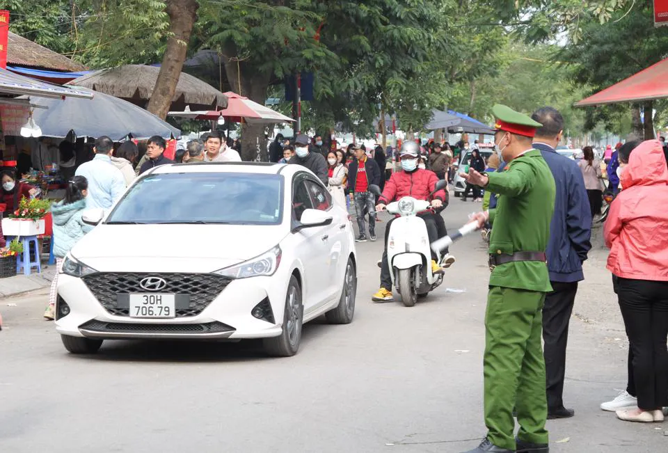 Công an quận Tây Hồ tổ chức hướng dẫn giao thông tại tuyến đường dẫn vào Phủ Tây Hồ. Ảnh: Công Trình