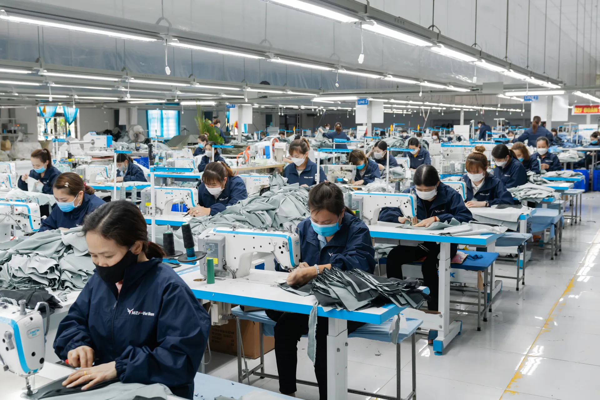 Người lao động Công ty CP M2 Việt Nam bắt tay vào sản xuất đầu năm. Ảnh: Khắc Kiên