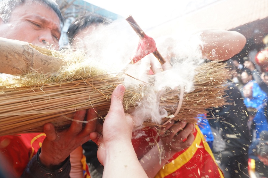 Exploring unique Thi Cam Rice Cooking Contest in Hanoi