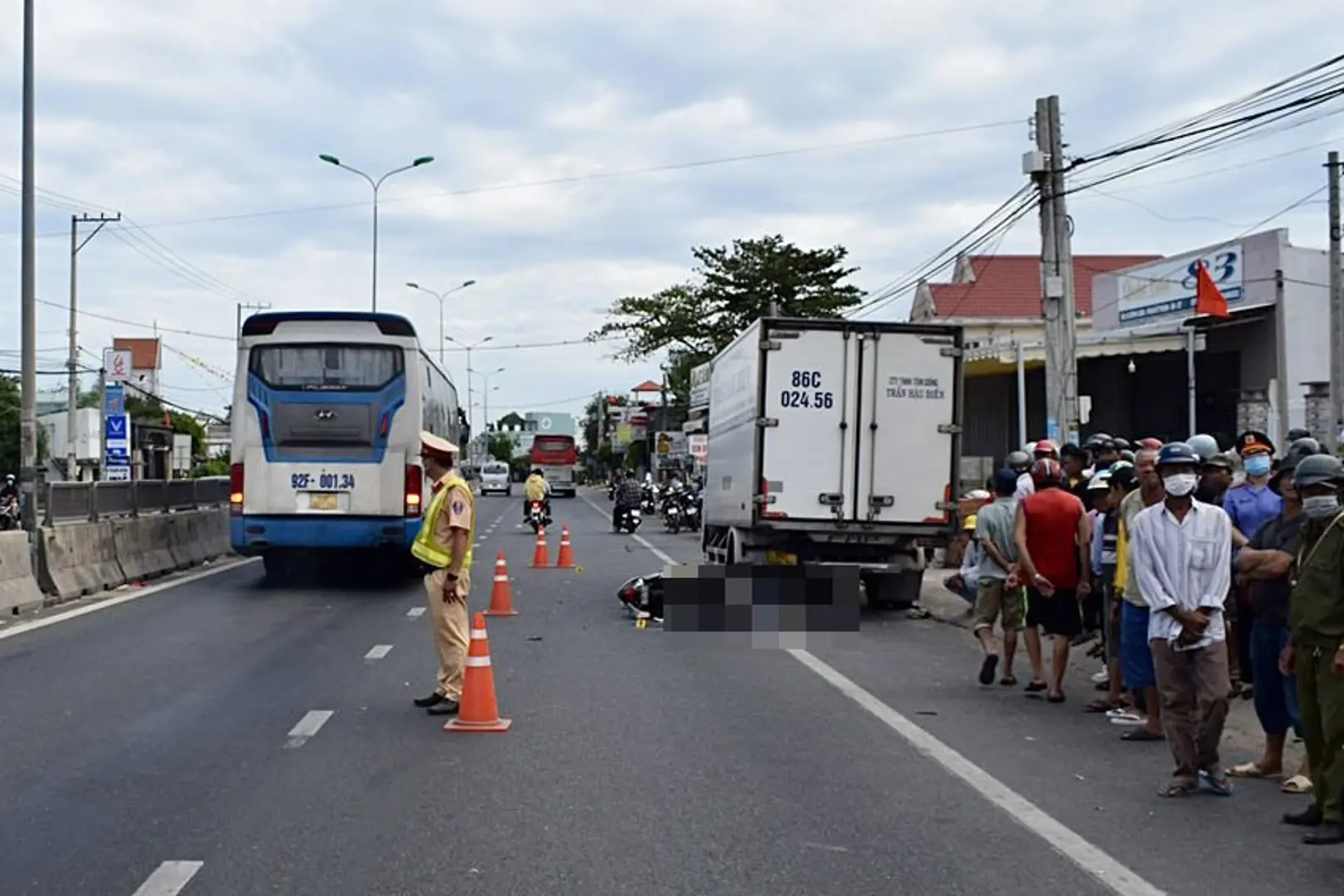 Tai nạn giao thông hôm nay (30/1/2023): Đâm xe tải, người đi xe máy tử vong