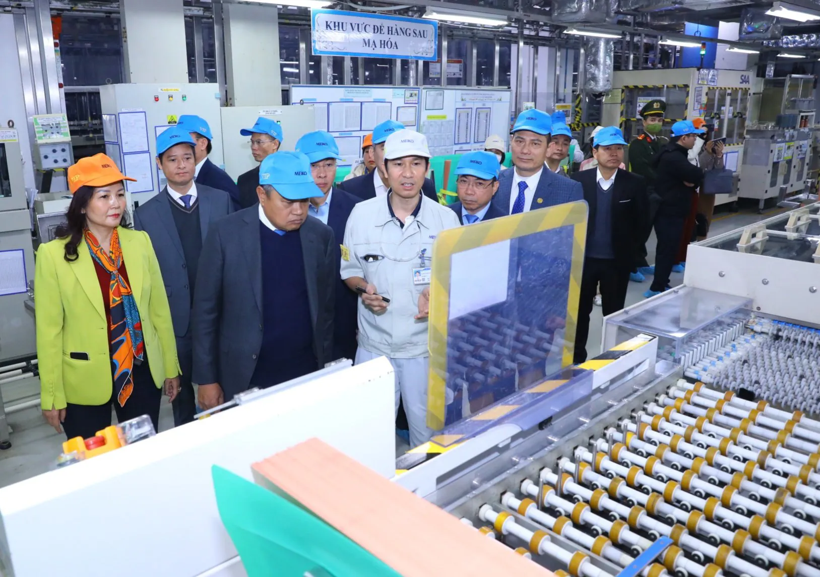 Chủ tịch UBNDTP Hà Nội Trần Sỹ Thanh tham quan dây chuyền sản xuất tại Công ty TNHH Điện tử Meiko Việt Nam. Ảnh: Thủy Tiên