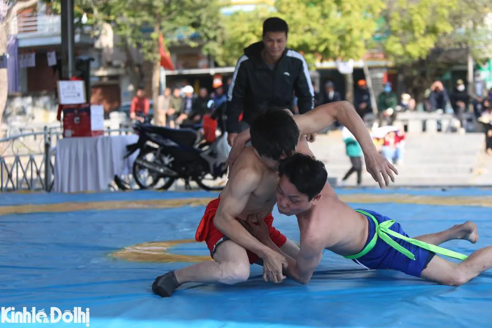Hội vật làng Bùng thu hút đông đảo người dân tham gia tranh tài.