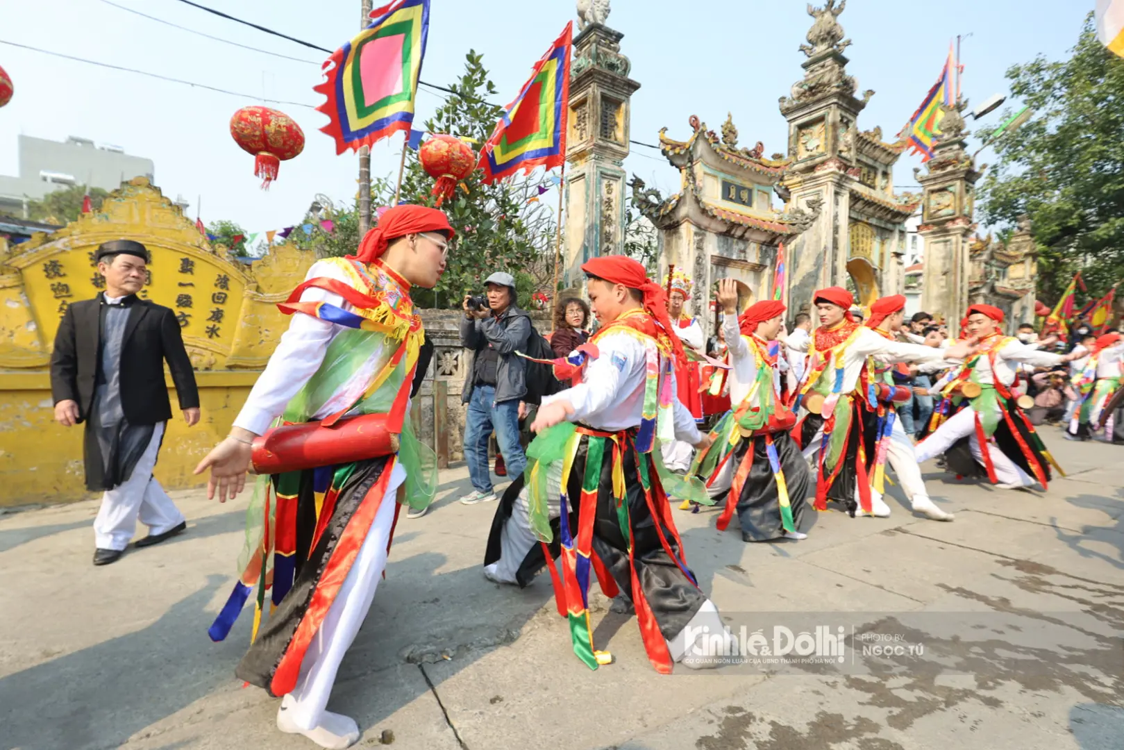 Trai tráng tô son, đánh phấn múa "con đĩ đánh bồng" giữa lòng Thủ đô