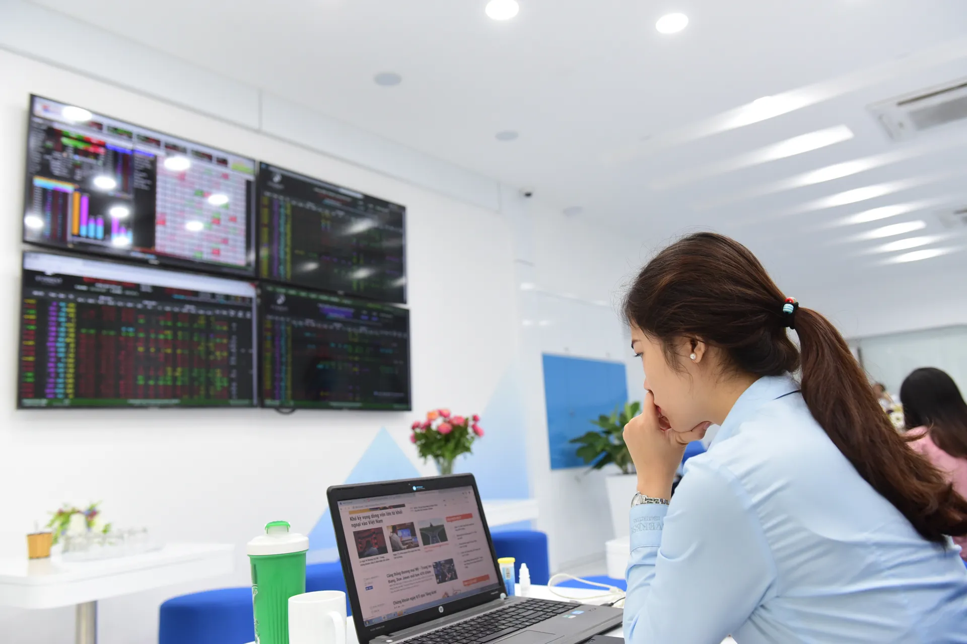 Nhà đầu tư giao dịch tại một sàn chứng khoán ở Hà Nội. Ảnh: Công Hùng