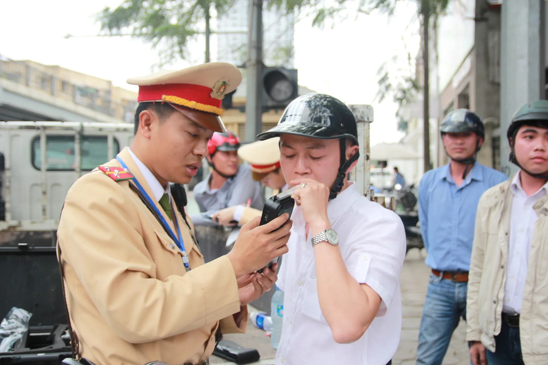 Cảnh sát giao thông kiểm tra nồng độ cồn đối với lái xe trên đường Láng Hạ, Hà Nội. Ảnh: Phạm Hùng