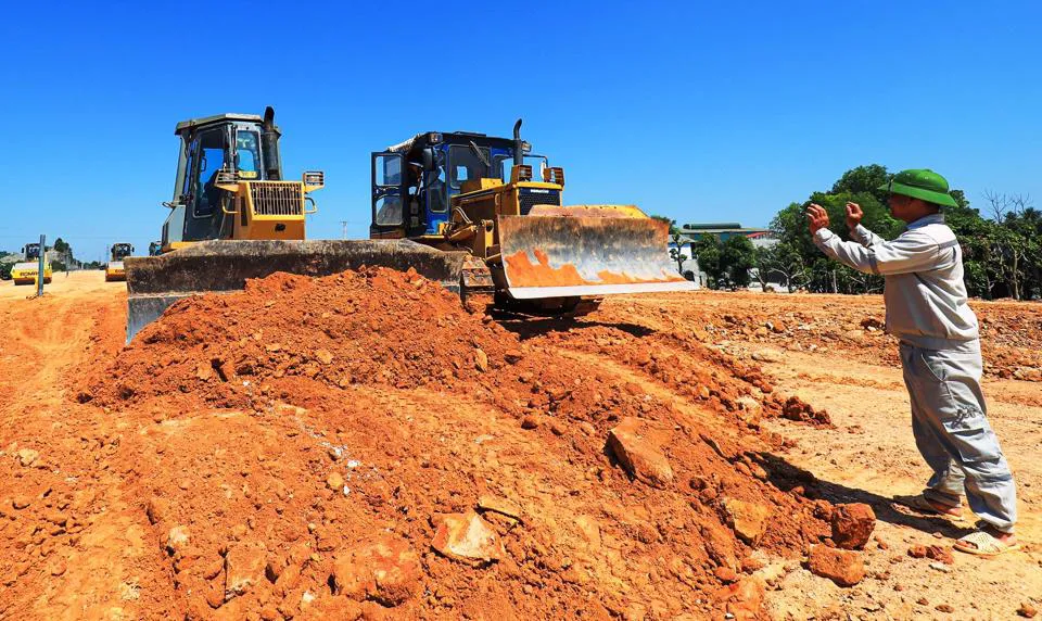 Công trường cao tốc Bắc - Nam làm việc sôi động ngay trong ngày đầu năm mới. Ảnh: Quý Nguyễn